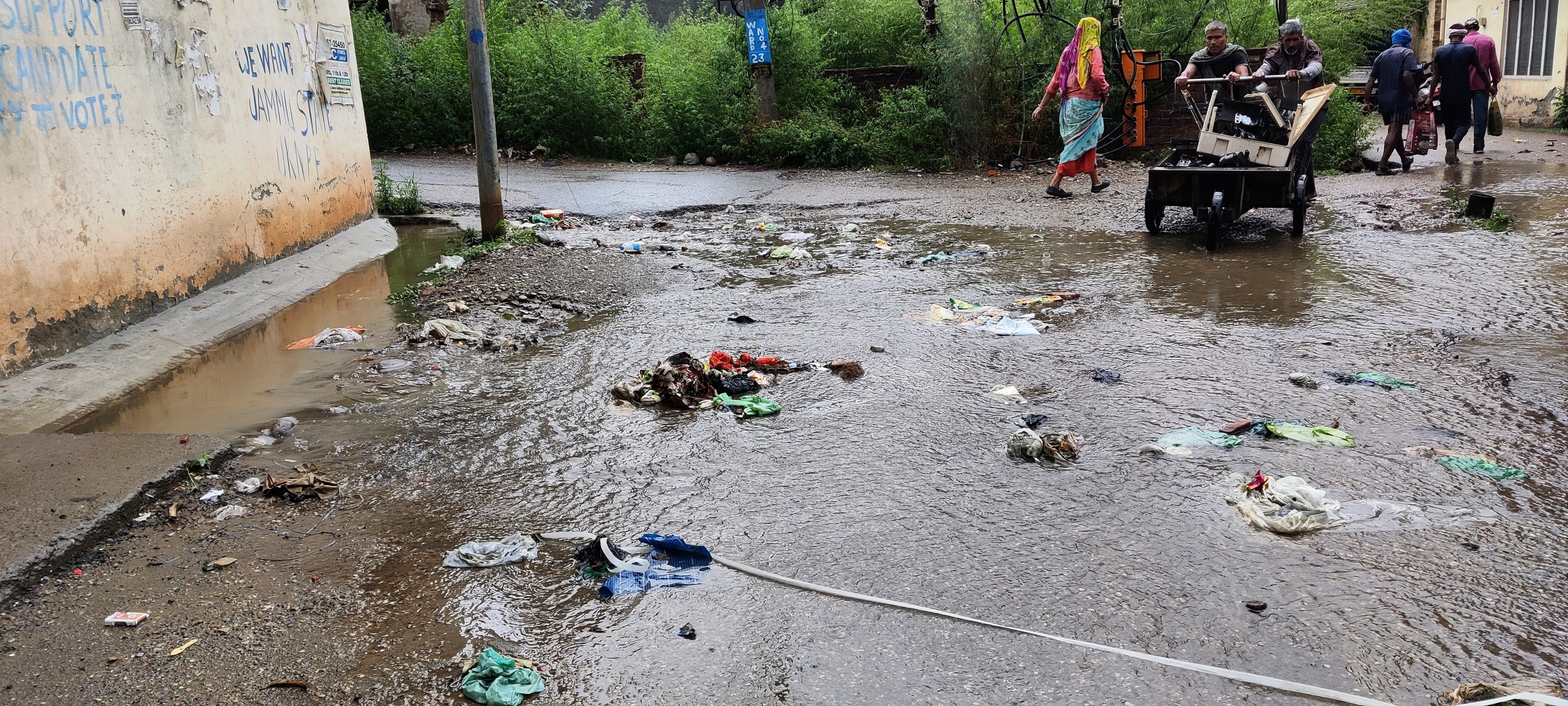 उधमपुर: आदर्श कॉलोनी से कब्रिस्तान की ओर जाने वाली नाली से बहता हुआ गंदे नाले का पानी वा गंदगी. उधमपुर: आदर्श कॉलोनी से कब्रिस्तान की ओर जाने वाली नाली से बहता हुआ गंदे नाले का पानी वा गंदगी.