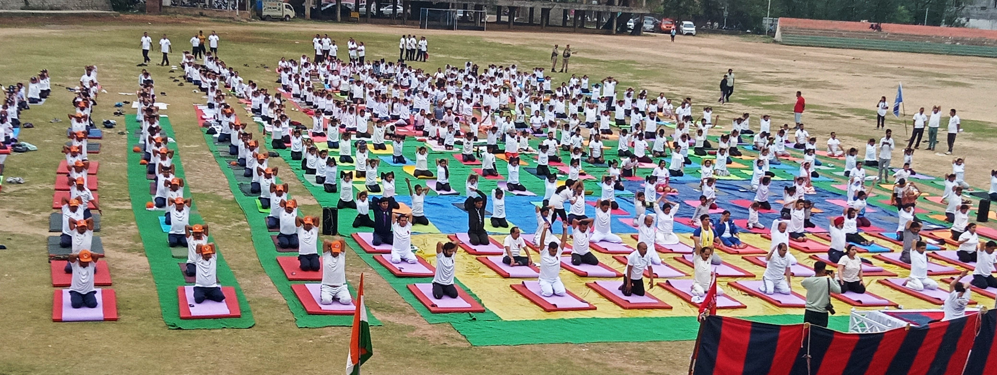उधमपुर: डिस्टिक एडमिनिस्ट्रेशन द्वारा सुभाष स्टेडियम में विश्व योग दिवस के उपलक्ष पर योगा करते ?