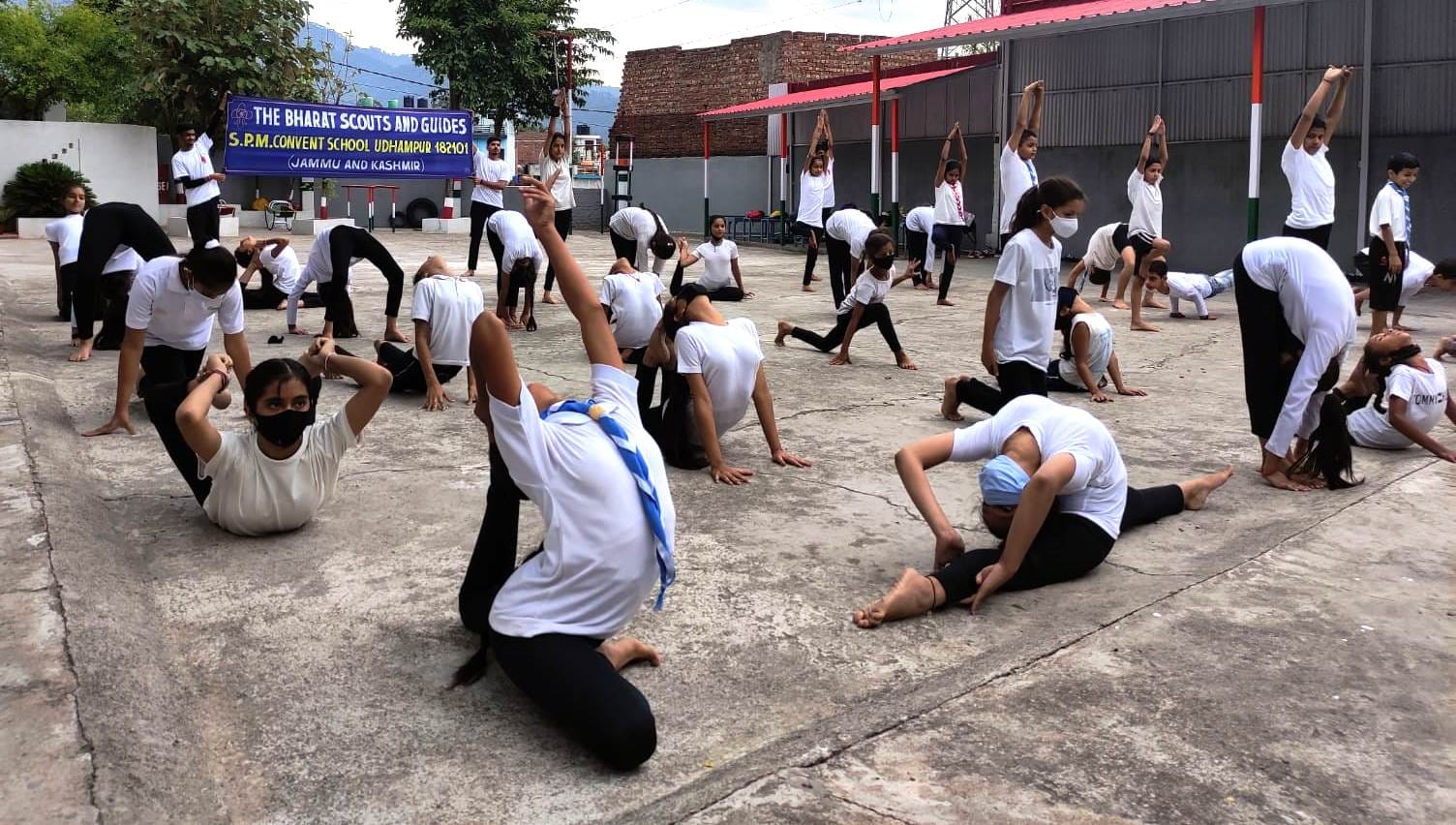 उधमपुर: एसपीएम कान्वेंट स्कूल में योगा करते हुए भारत स्काउट्स एंड गाइड के बच्चे.