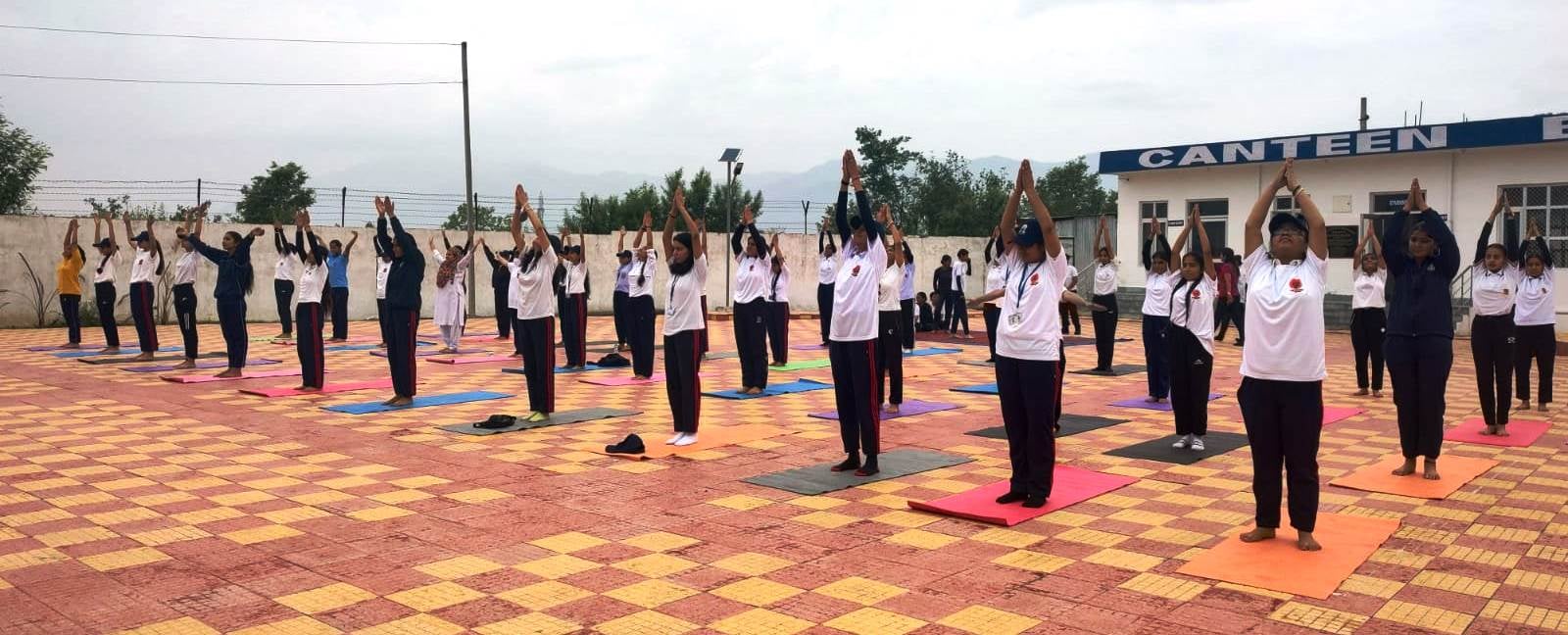 उधमपुर: महिला कॉलेज में विश्व योग दिवस के उपलक्ष पर एन एस एस विंग की छात्र योगा करते हुए.