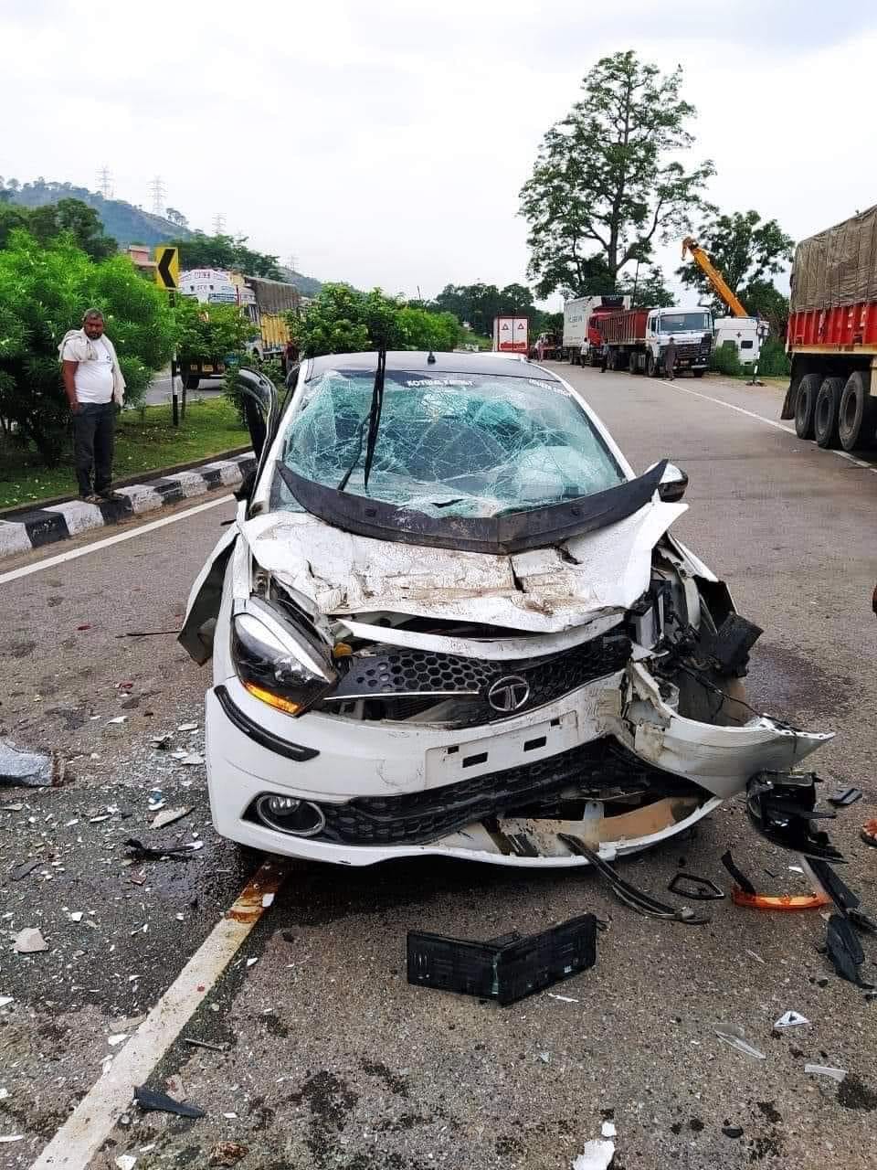 उधमपुर: सड़क हादसे में क्षतिग्रस्त हुई दोनों गाड़ियां. उधमपुर: सड़क हादसे में क्षतिग्रस्त हुई दोनों गाड़ियां.