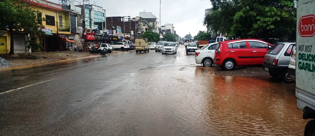 उधमपुर: धार रोड पर इकट्ठा हुआ बारिश का पानी. उधमपुर: धार रोड पर इकट्ठा हुआ बारिश का पानी.