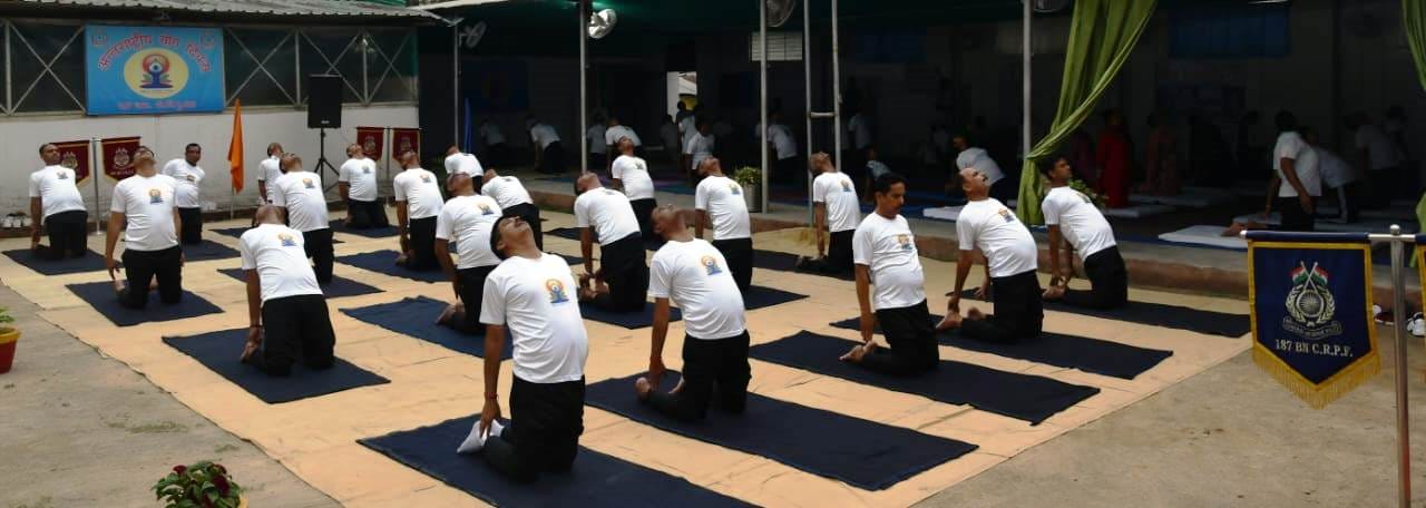 उधमपुर: विश्व योगा दिवस के उपलक्ष पर सीआरपीएफ 187 बटालियन द्वारा योगा करते अधिकारी व जवान.