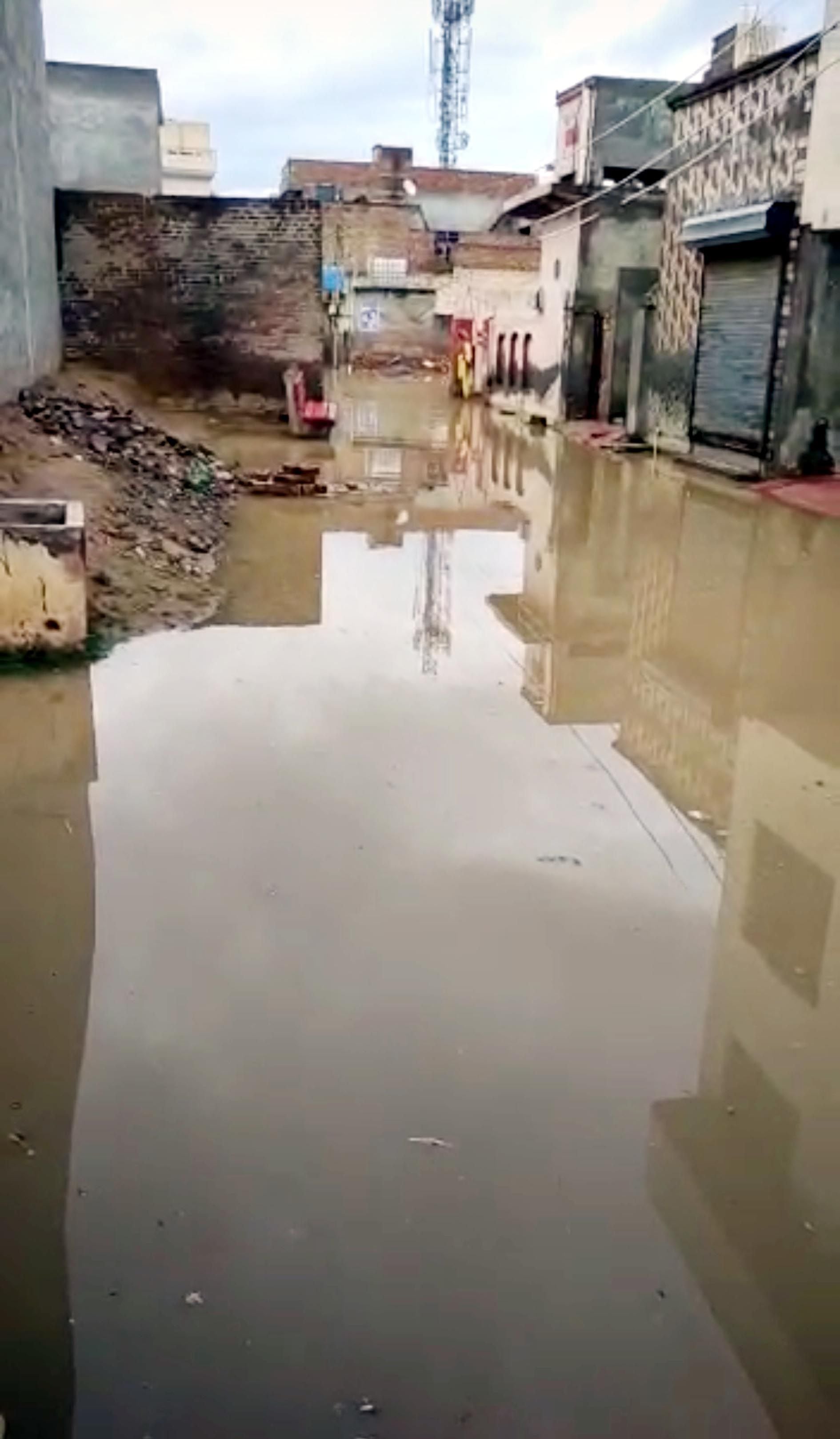 योग नगर में जमा बारिश का पानी। योग नगर में जमा बारिश का पानी।