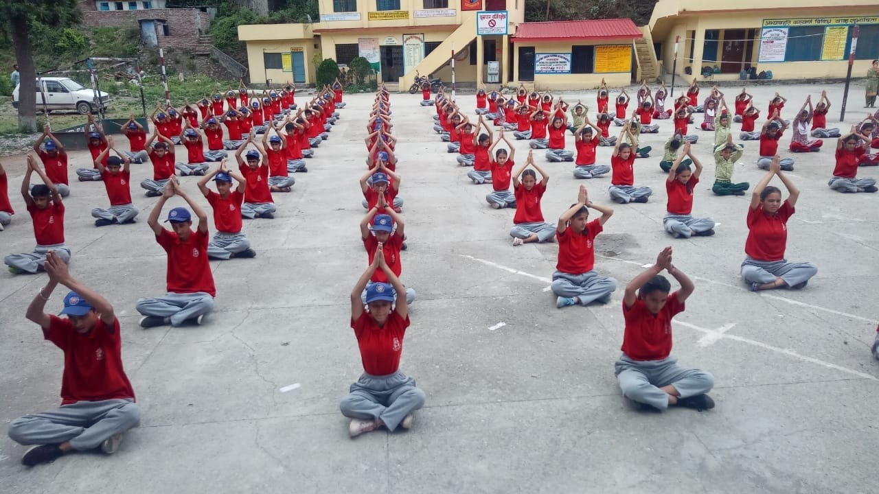 योग दिवस पर नघेता स्कूल में योग क्रियाएं करते विद्यार्थी। संवाद योग दिवस पर नघेता स्कूल में योग क्रियाएं करते विद्यार्थी। संवाद