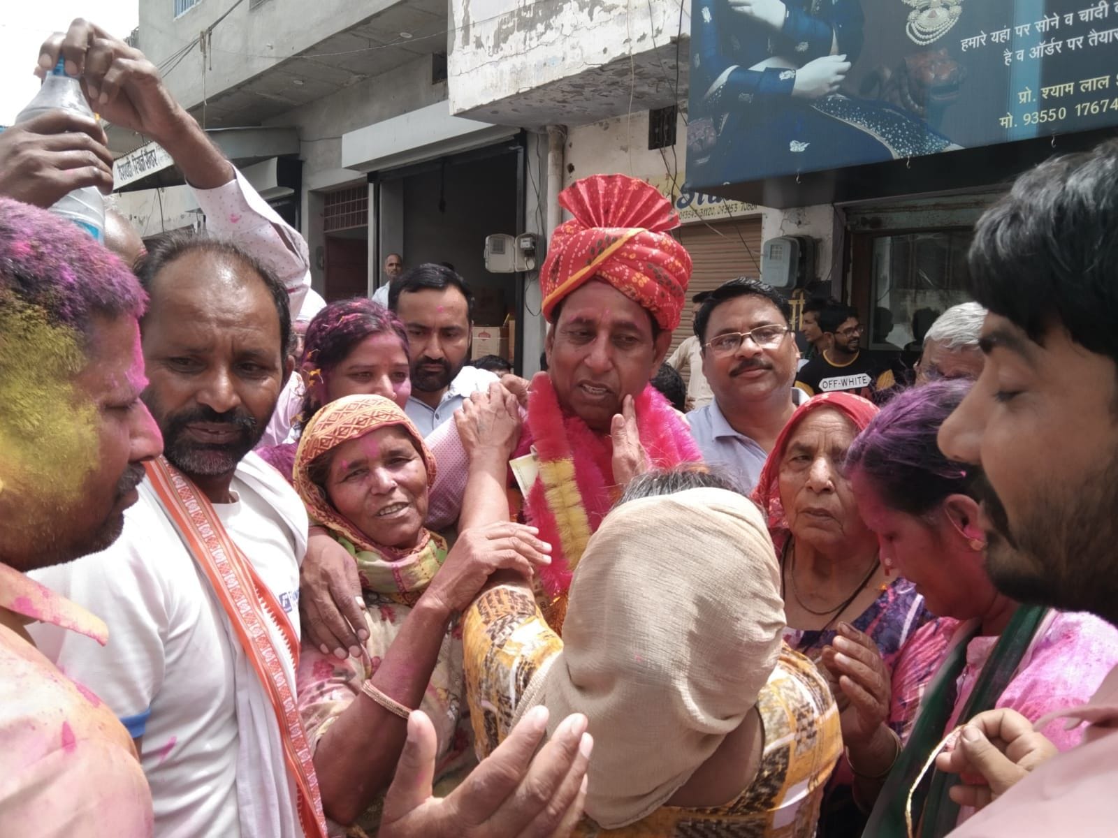 ऐलनाबाद नगर पालिका चेयरमैन चुनाव जीतने वाले रामसिंह सोलंकी को बधाई देते समर्थक। संवाद ऐलनाबाद नगर पालिका चेयरमैन चुनाव जीतने वाले रामसिंह सोलंकी को बधाई देते समर्थक। संवाद