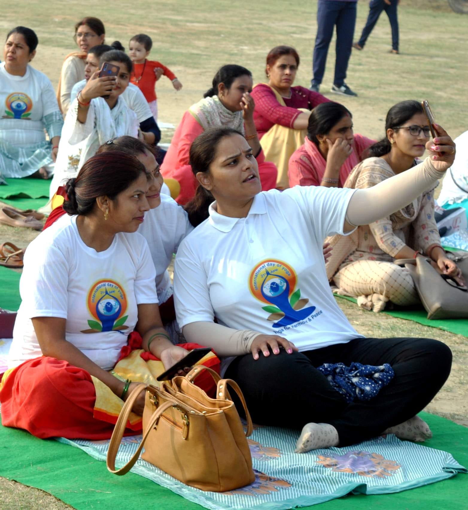 अमरोहा मिनी स्टेडियम में अंतर्राष्ट्रीय योग दिवस पर योग के दौरान सेल्फी लेतीं महिलाए। संवाद अमरोहा मिनी स्टेडियम में अंतर्राष्ट्रीय योग दिवस पर योग के दौरान सेल्फी लेतीं महिलाए। संवाद