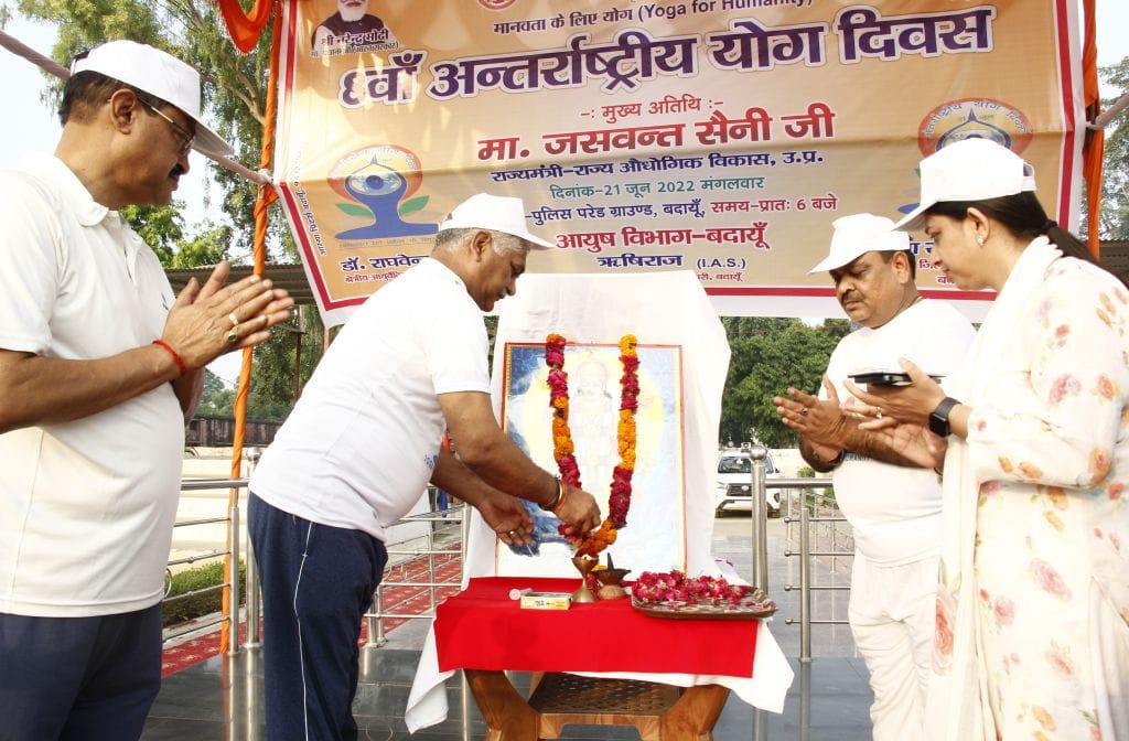 अंतरराष्ट्रीय योग दिवस के मौके पर पुलिस लाइन में आयोजित कार्यक्रम का शुभारंभ करते राज्यमंत्री ज अंतरराष्ट्रीय योग दिवस के मौके पर पुलिस लाइन में आयोजित कार्यक्रम का शुभारंभ करते राज्यमंत्री ज
