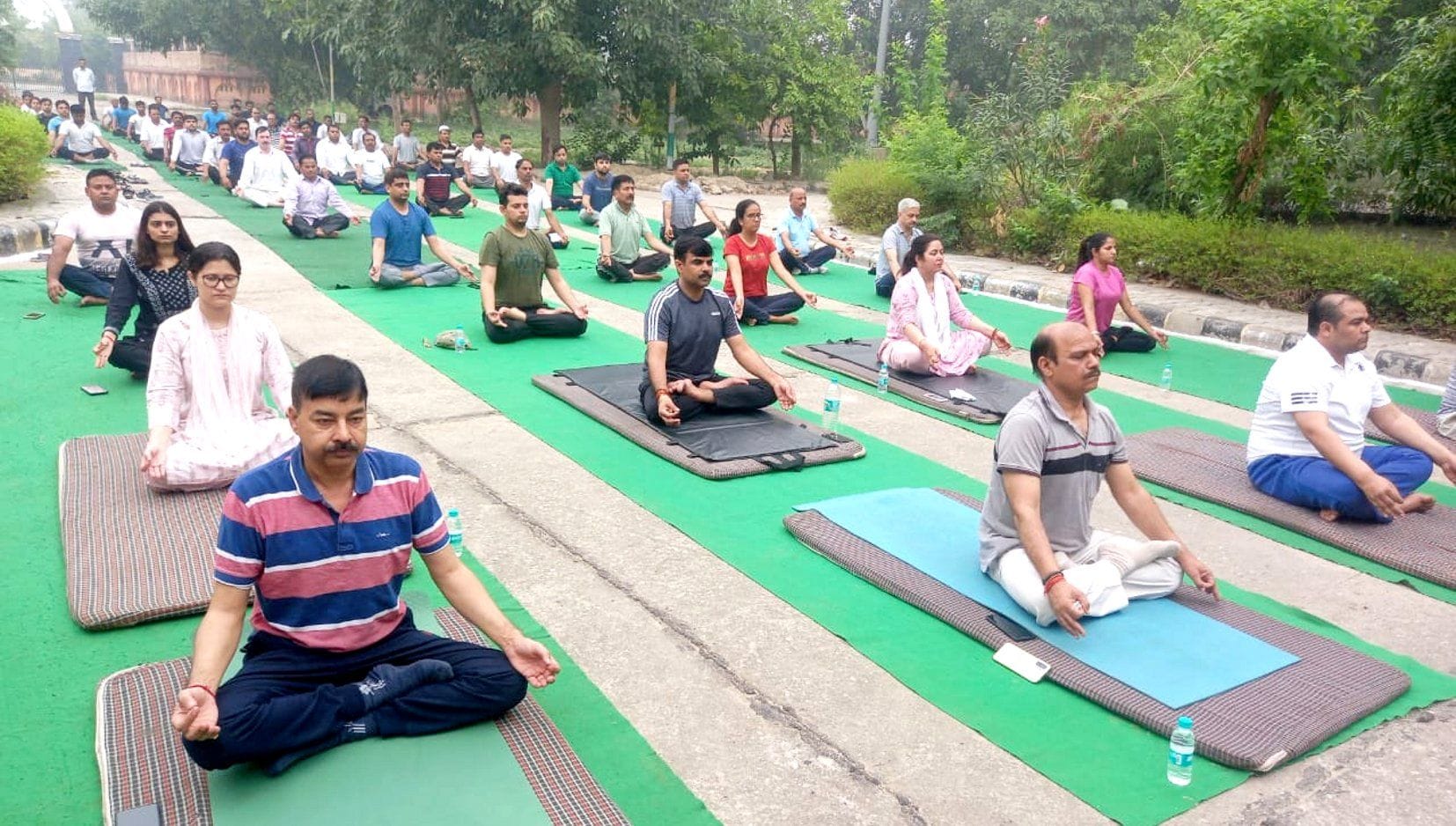 बागपत कोर्ट में अंतरराष्ट्रीय योग दिवस पर योग करते न्यायिक अधिकारी व अधिवक्ता बागपत कोर्ट में अंतरराष्ट्रीय योग दिवस पर योग करते न्यायिक अधिकारी व अधिवक्ता