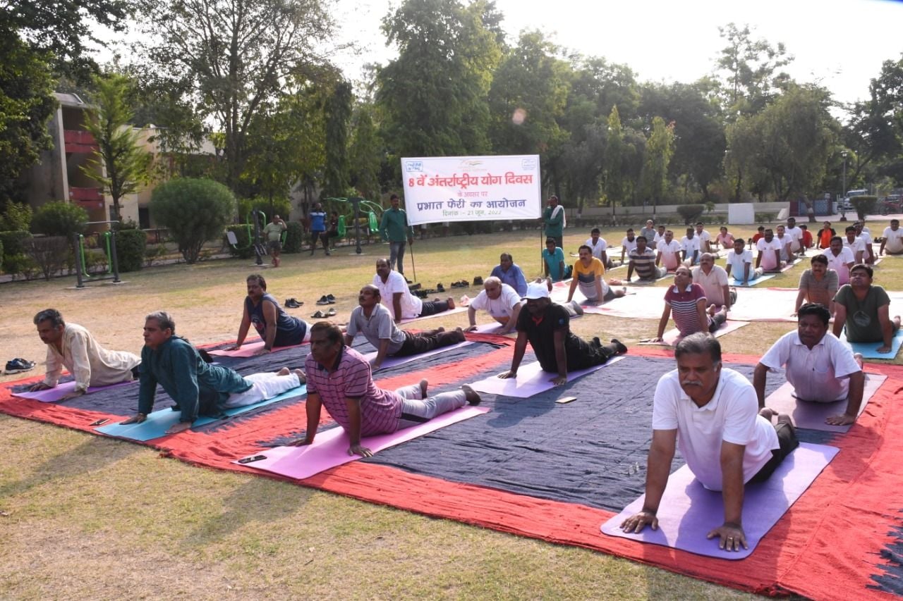 एनटीपीसी में योग करते अधिकारी व कर्मचारी। संवाद
