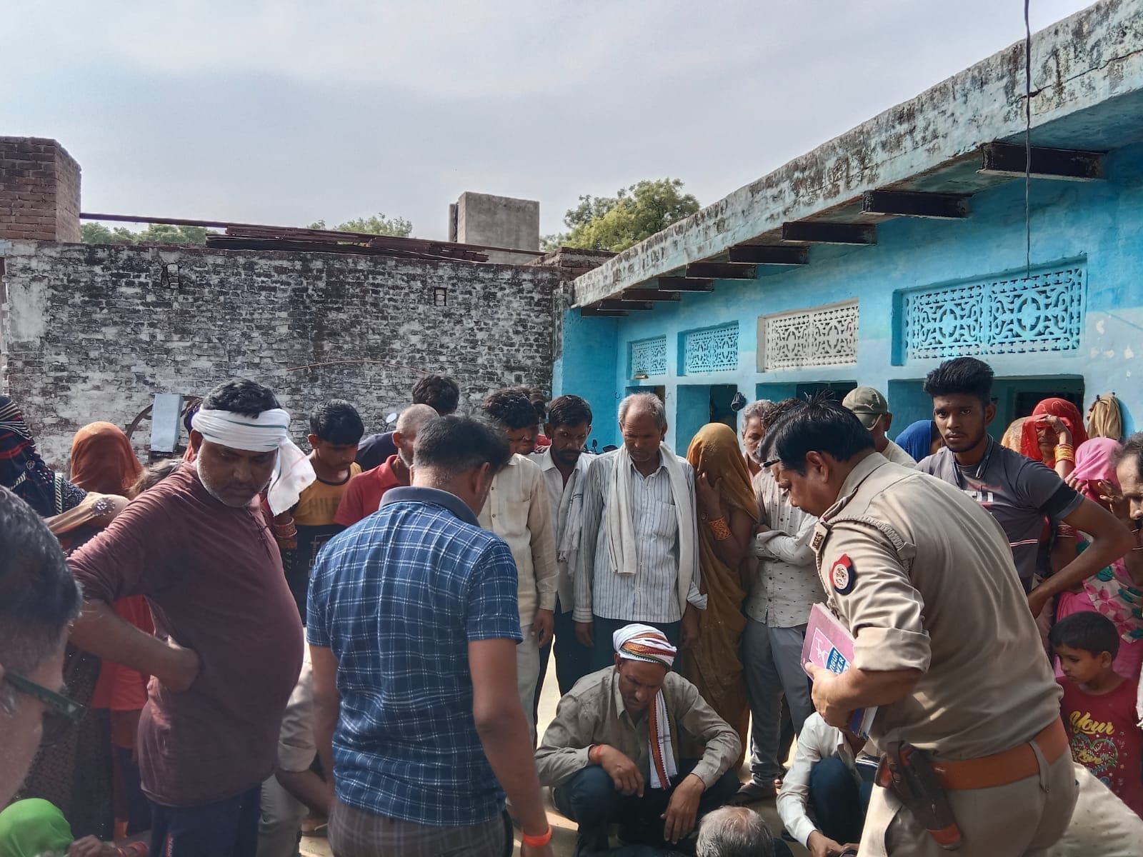 घर में मौजूद परिजन व पंचनामा भरती पुलिस। संवाद घर में मौजूद परिजन व पंचनामा भरती पुलिस। संवाद