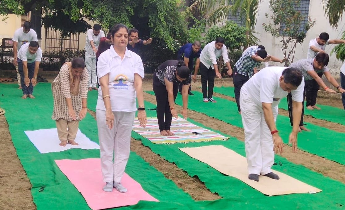 कैराना कोर्ट परिसर में योग करते न्यायिक अधिकारी।