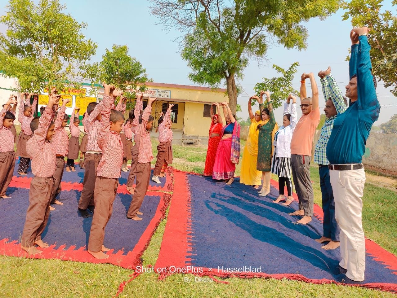  कोठीपुर स्कूल में योग करते शिक्षक व बच्चे। संवाद