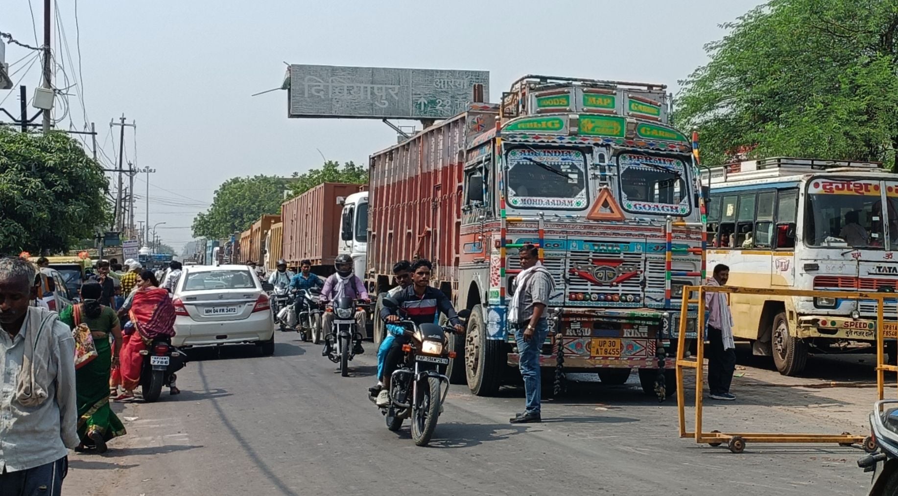 मंगलवार सुबह फफूंद चौराहे पर रोके गए औरैया की ओर से आने वाले वाहन। संवाद मंगलवार सुबह फफूंद चौराहे पर रोके गए औरैया की ओर से आने वाले वाहन। संवाद