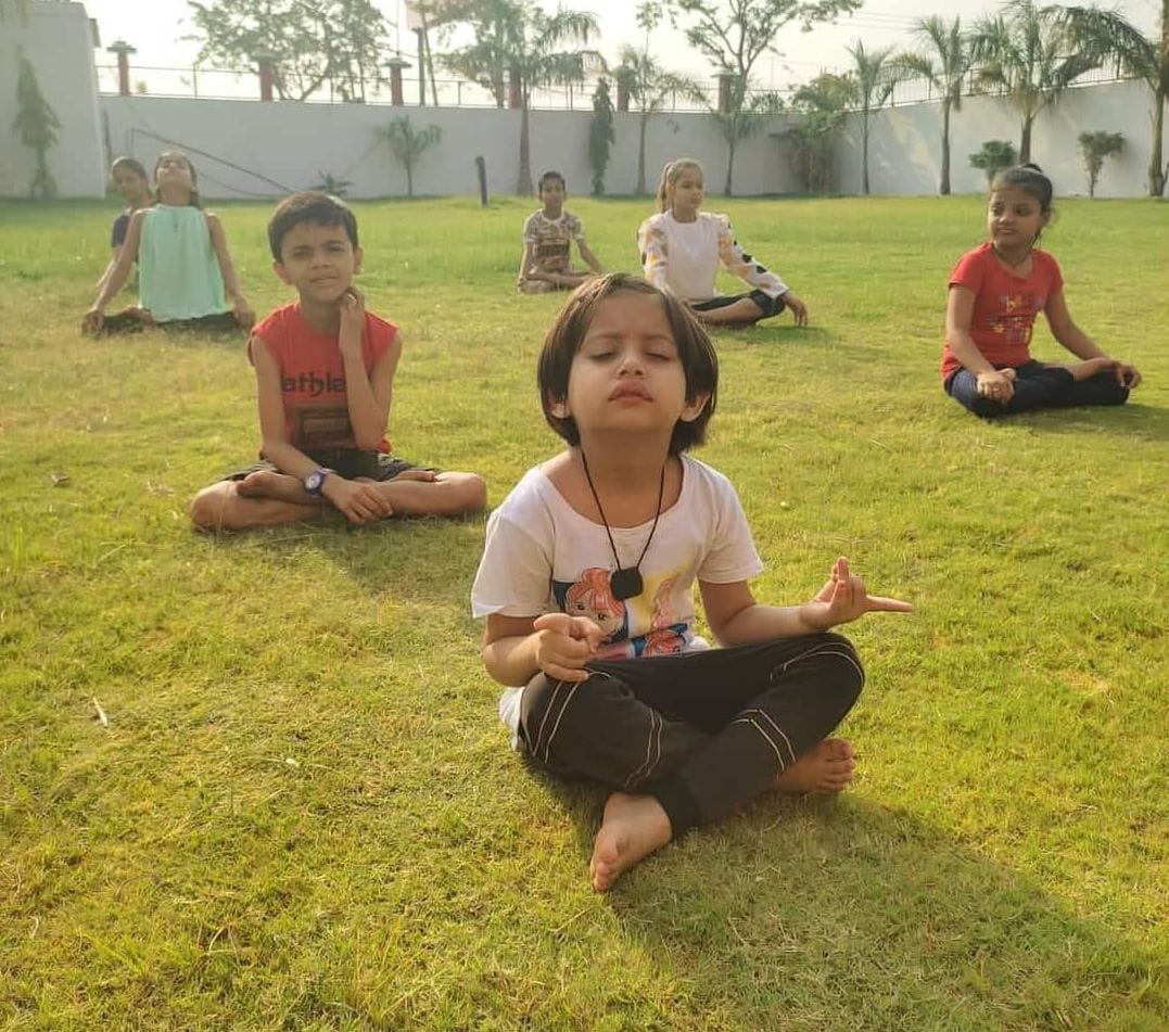 पीबीआरपी स्कूल में योग करते बच्चे। संवाद