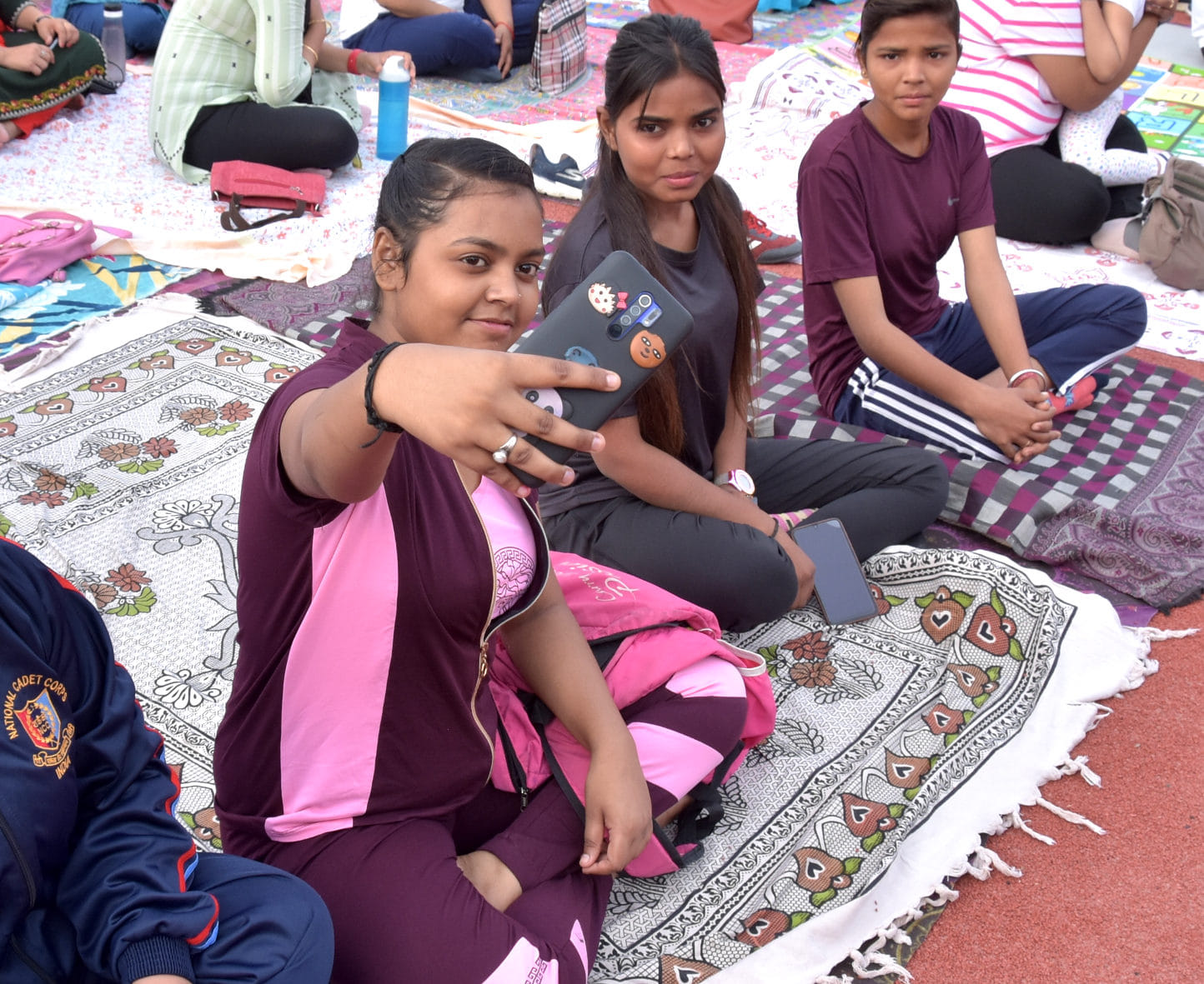स्टेडियम में योग दिवस पर आयोजित योग कार्यकर्म में सेल्फी लेती छात्राएं स्टेडियम में योग दिवस पर आयोजित योग कार्यकर्म में सेल्फी लेती छात्राएं