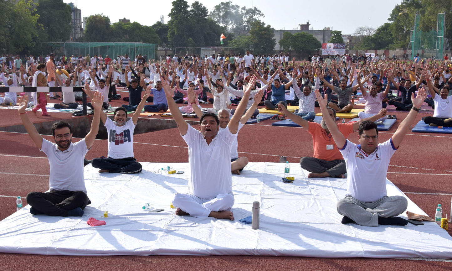 स्टेडियम में योग दिवस पर आयोजित योग कार्यकर्म में योग करते अधिकारी व अन्य स्टेडियम में योग दिवस पर आयोजित योग कार्यकर्म में योग करते अधिकारी व अन्य