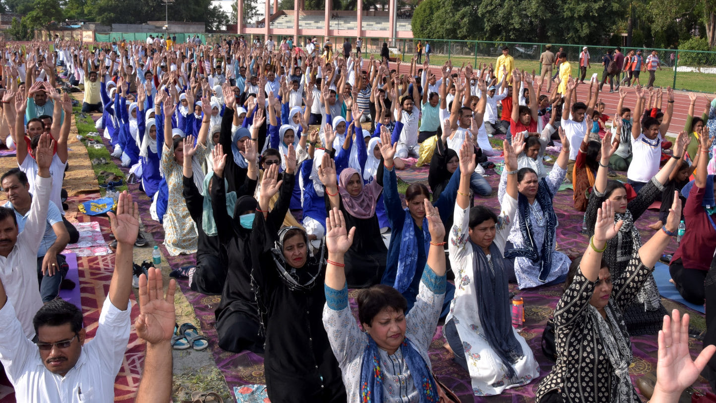 स्टेडियम में योग दिवस पर आयोजित योग कार्यकर्म में योग करते छात्र छात्राएं व इस्लामिया मुस्लिम ग? स्टेडियम में योग दिवस पर आयोजित योग कार्यकर्म में योग करते छात्र छात्राएं व इस्लामिया मुस्लिम ग?
