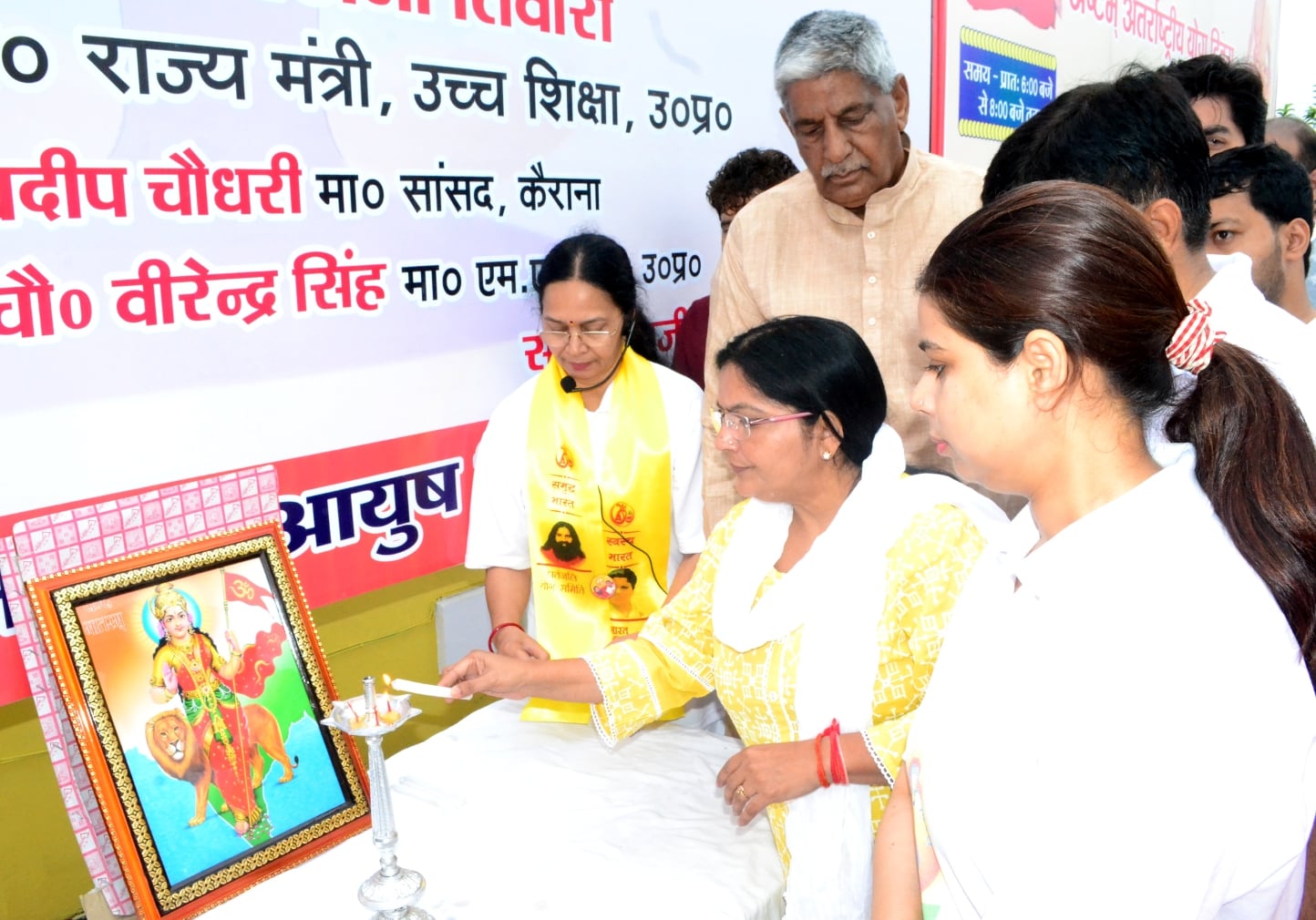 शामली में एमएस फार्म्स पर अंतरराष्ट्रीय योग दिवस पर आयोजित योग शिविर का दीप जलाकर शुभारंभ करते उ?