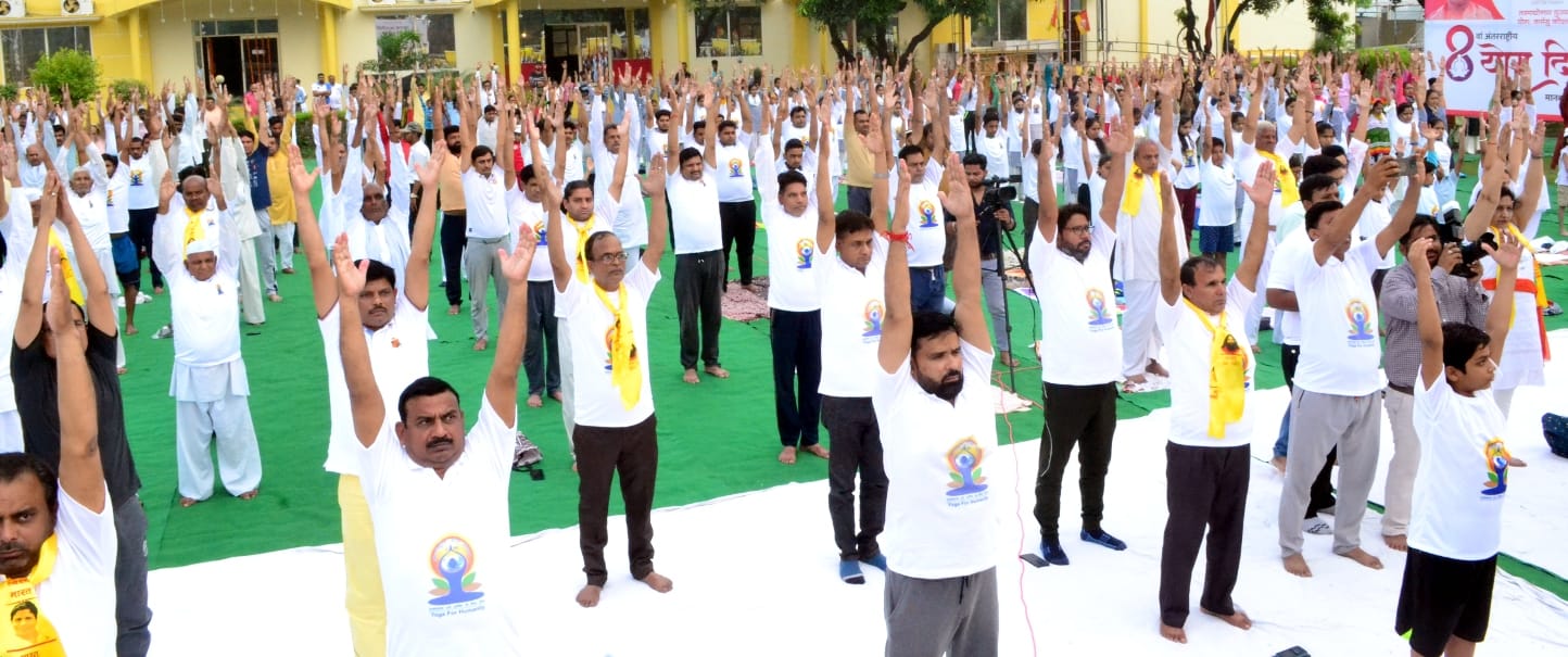 शामली में एमएस फार्म्स पर अंतरराष्ट्रीय योग दिवस पर योगाभ्यास करते साधक।