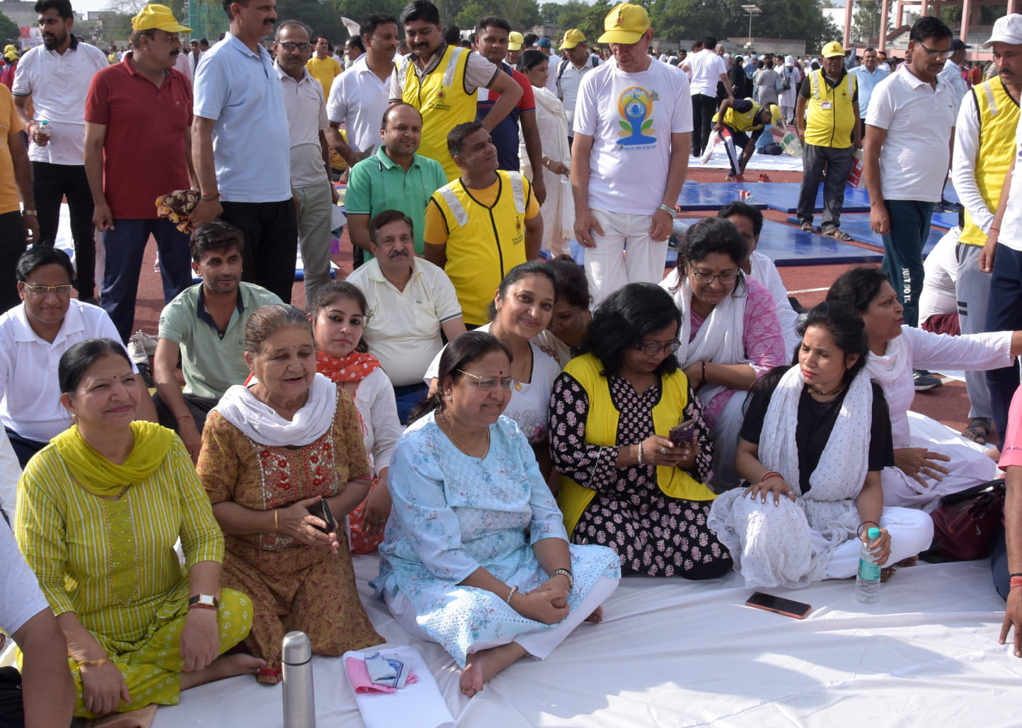 ्टेडियम में योग दिवस पर आयोजित योग कार्यकर्म में योग करने पहुंची कैबिनेट मंत्री महिला कल्याण बा? ्टेडियम में योग दिवस पर आयोजित योग कार्यकर्म में योग करने पहुंची कैबिनेट मंत्री महिला कल्याण बा?