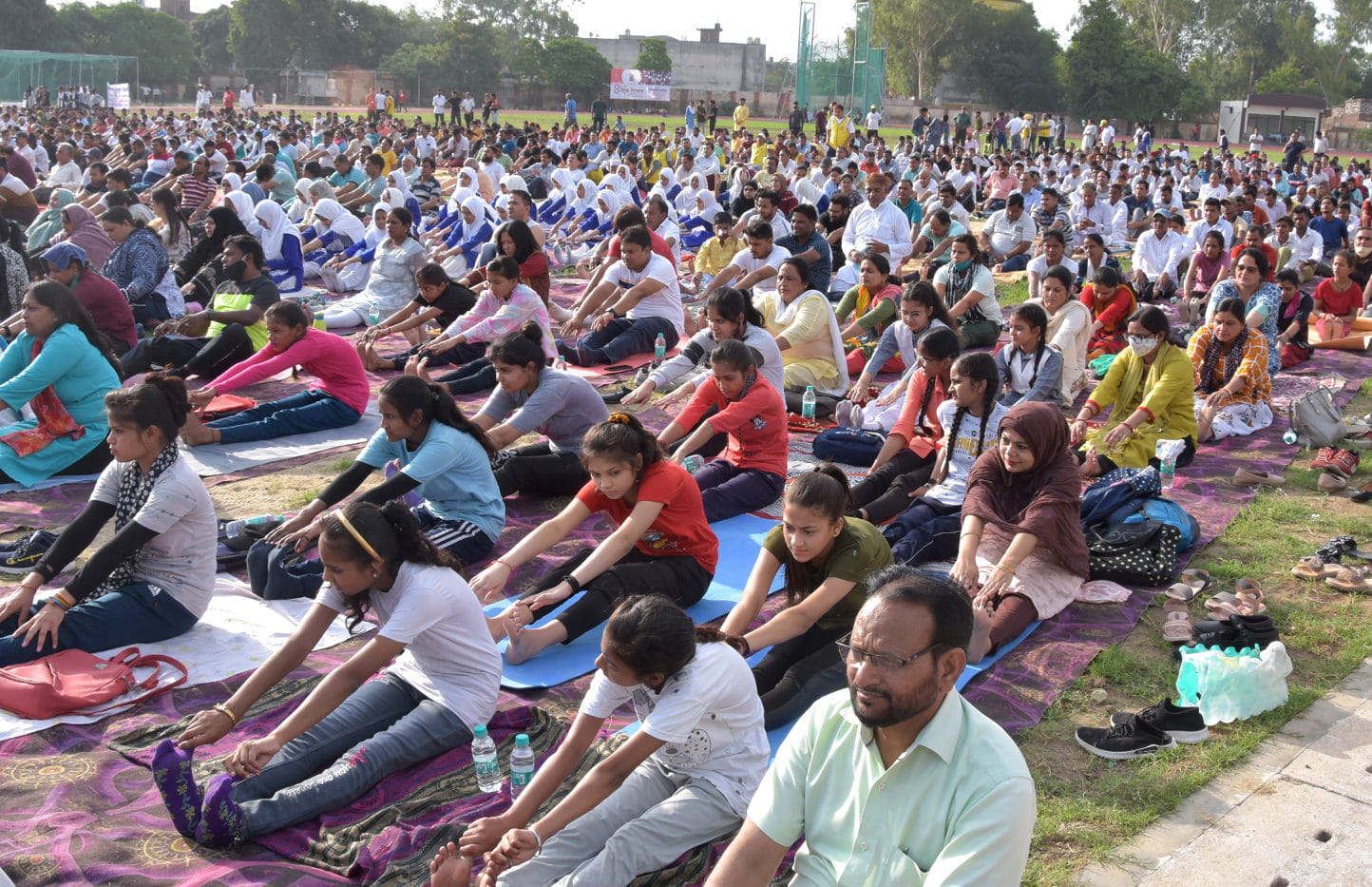 ्टेडियम में योग दिवस पर आयोजित योग कार्यकर्म में योग करते छात्र छात्राएं ्टेडियम में योग दिवस पर आयोजित योग कार्यकर्म में योग करते छात्र छात्राएं