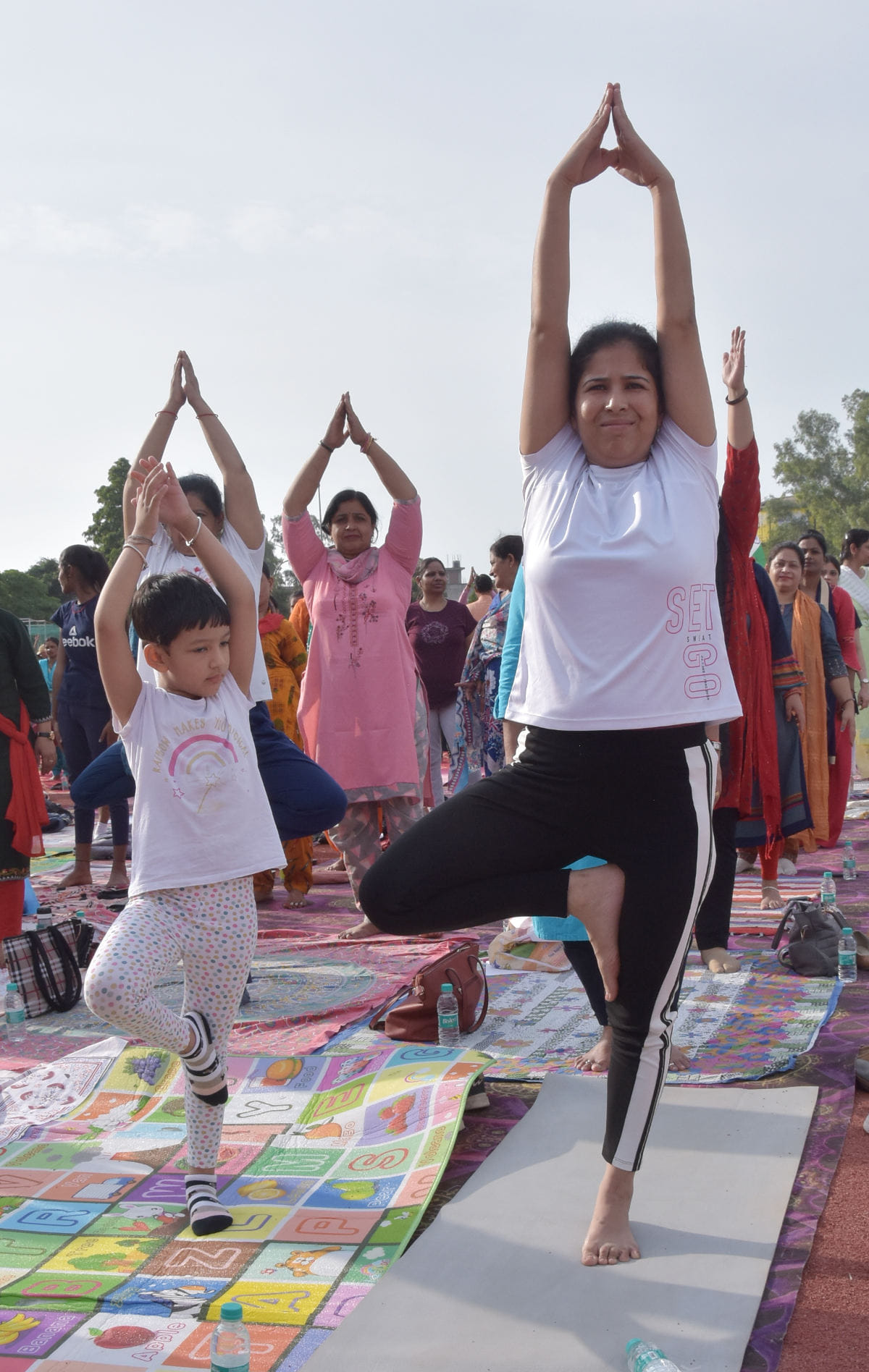 ्टेडियम में योग दिवस पर आयोजित योग कार्यकर्म में योग करती महिला व बालिका ्टेडियम में योग दिवस पर आयोजित योग कार्यकर्म में योग करती महिला व बालिका