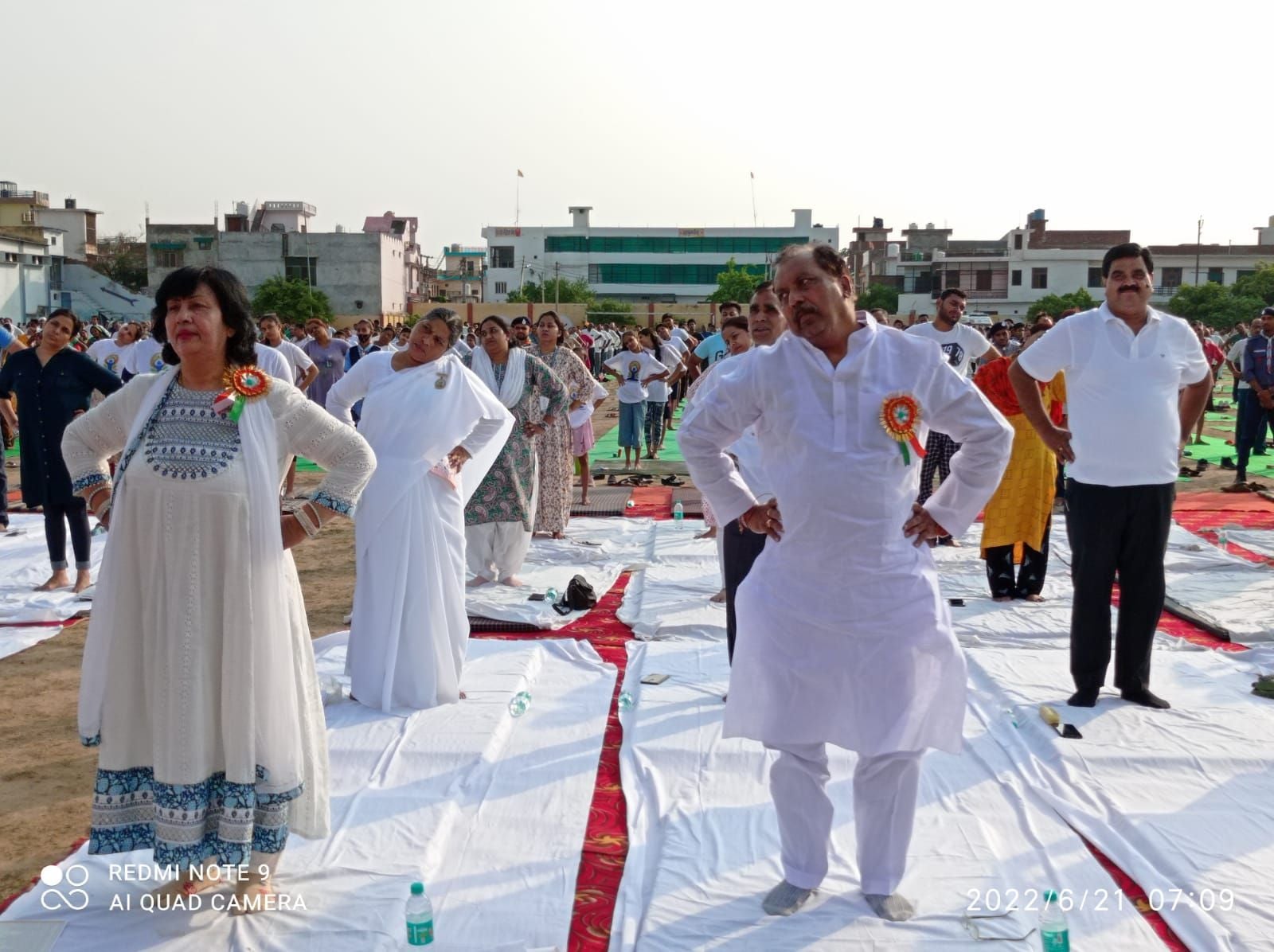 तिलक स्टेडियम में योग करतीं राज्यमंत्री प्रतिभा शुक्ला व पूर्व सांसद अनिल शुक्ला वारसी। संवाद