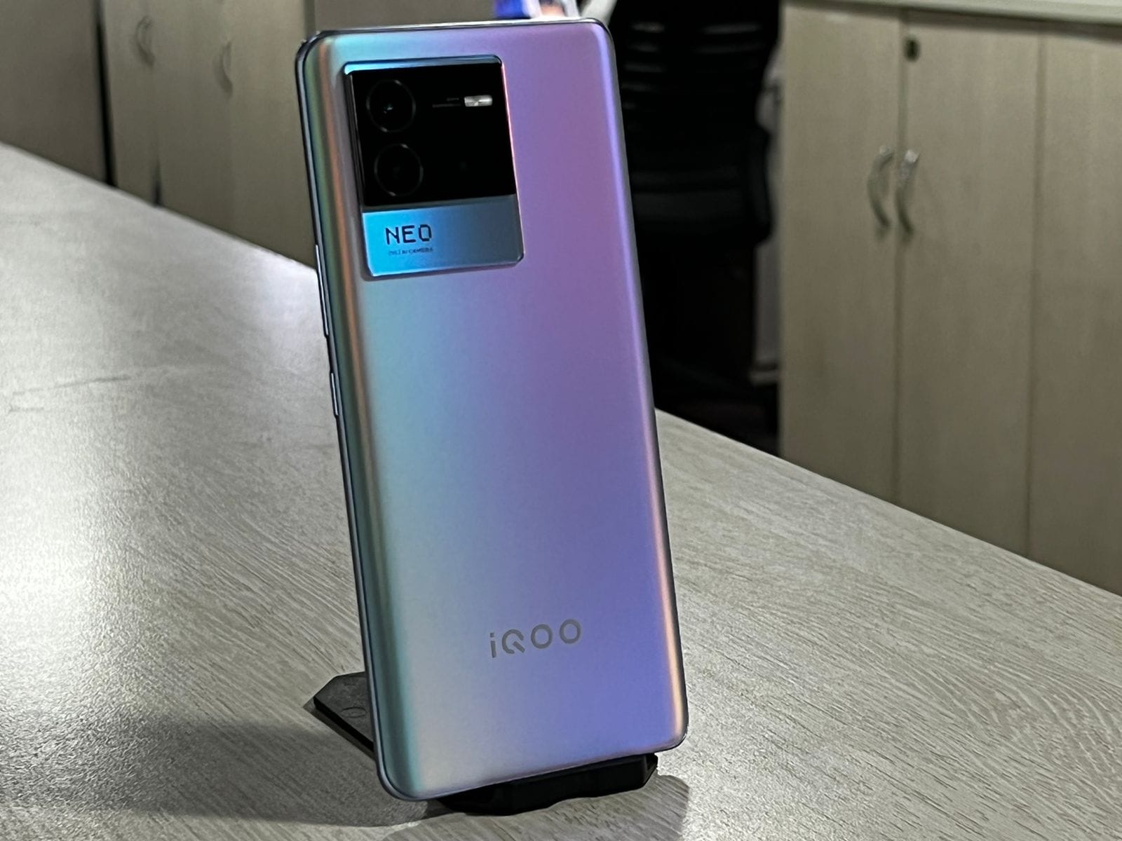 iQoo Neo 6 Review: अच्छी कीमत में बेहतरीन परफॉर्मेंस वाले फोन की तलाश होगी खत्म!