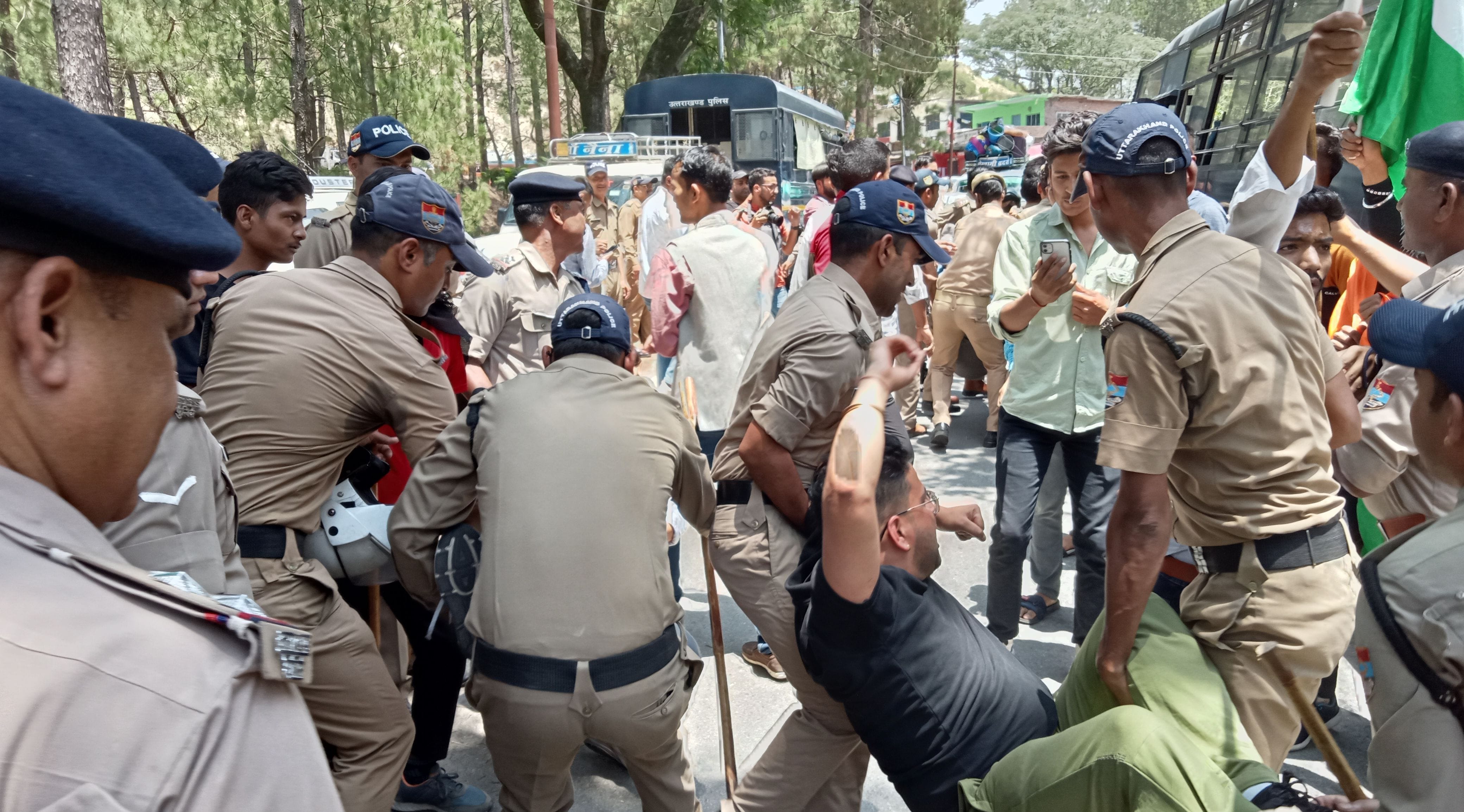 अल्मोड़ा में जुलूस के दौरान एक प्रदर्शनकारी को हिरासत में लेती पुलिस अल्मोड़ा में जुलूस के दौरान एक प्रदर्शनकारी को हिरासत में लेती पुलिस