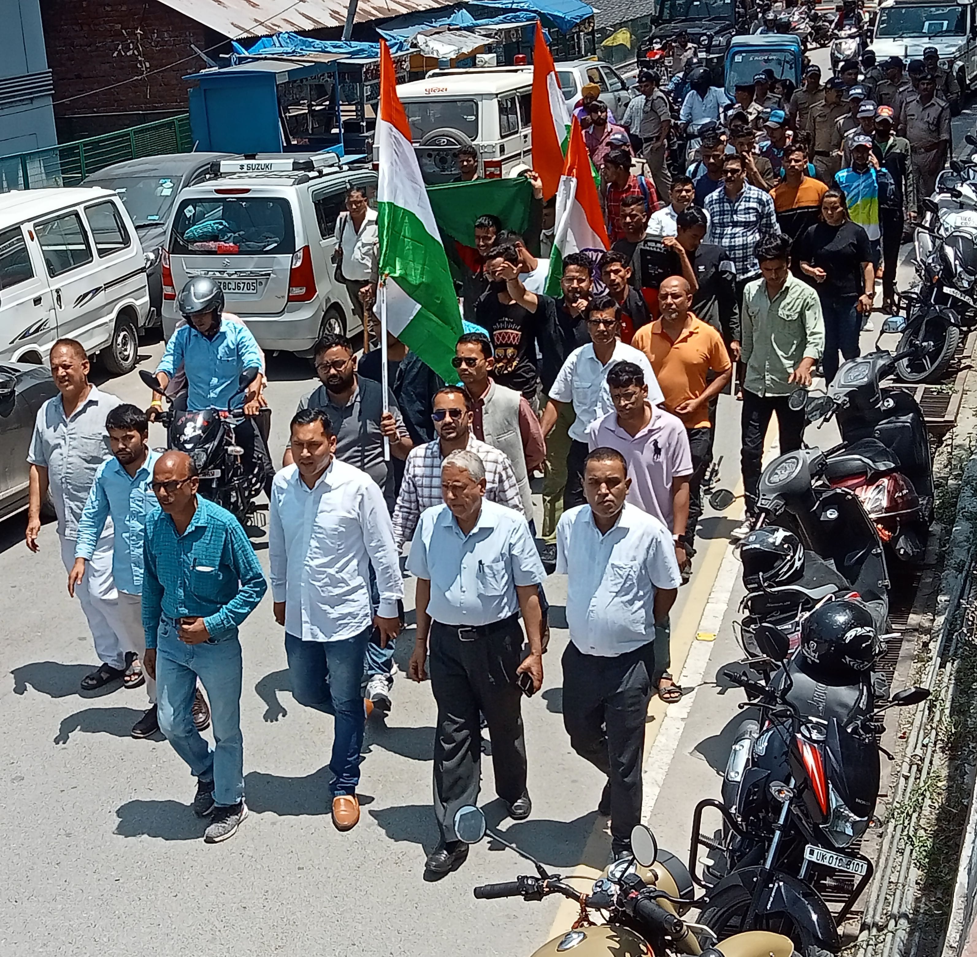 अल्मोड़ा में जुलूस निकालते युवा क्रांति समिति के लोग अल्मोड़ा में जुलूस निकालते युवा क्रांति समिति के लोग