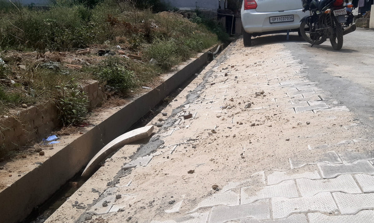 भरत विहार कॉलोनी में नाली पर ईंटे लगाए जाने बजाए तिरछी कर लगाई गई टाइल