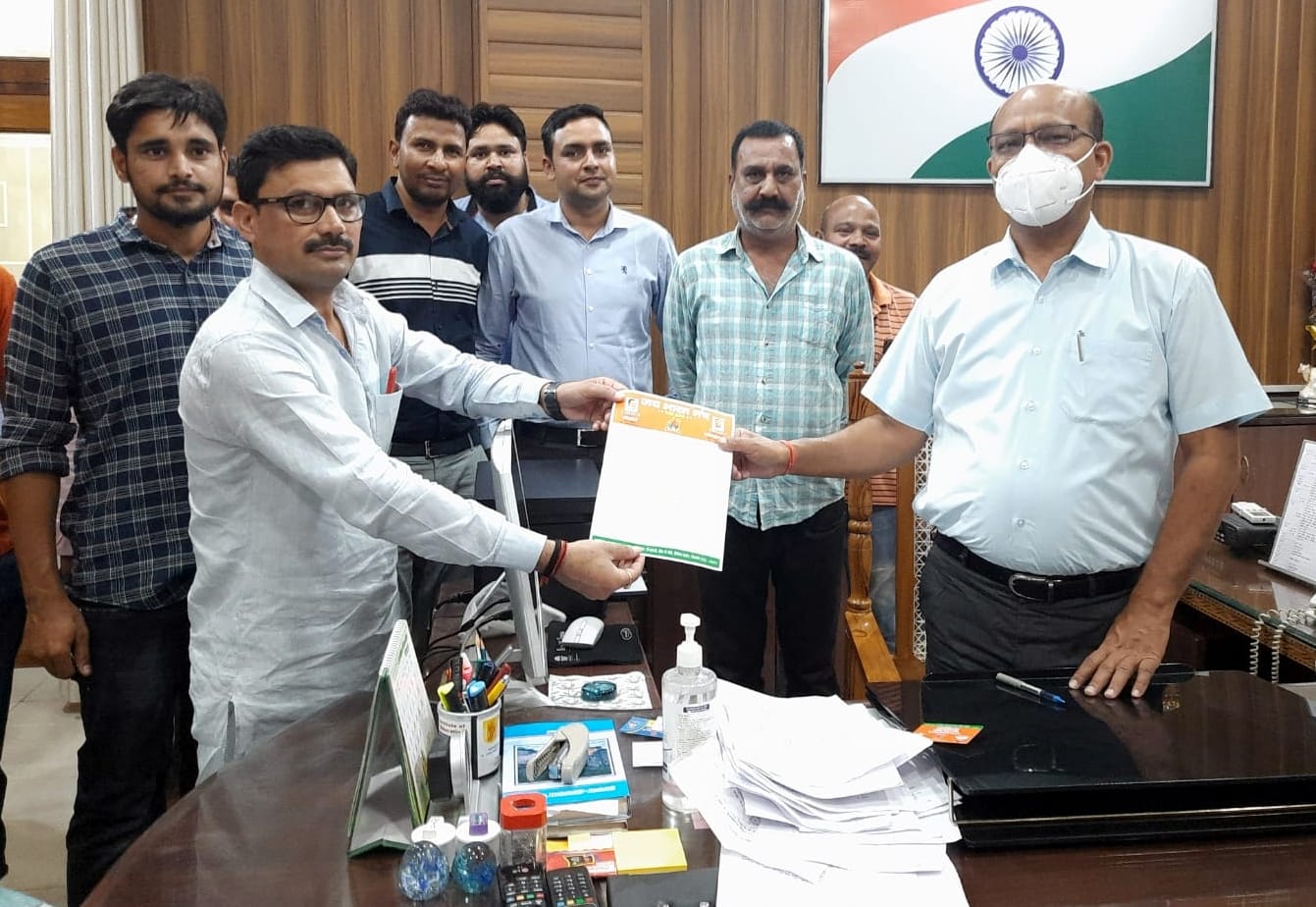 बिजनौर में डीएम को ज्ञापन सौंपते जय भारत मंच के कार्यकर्ता।