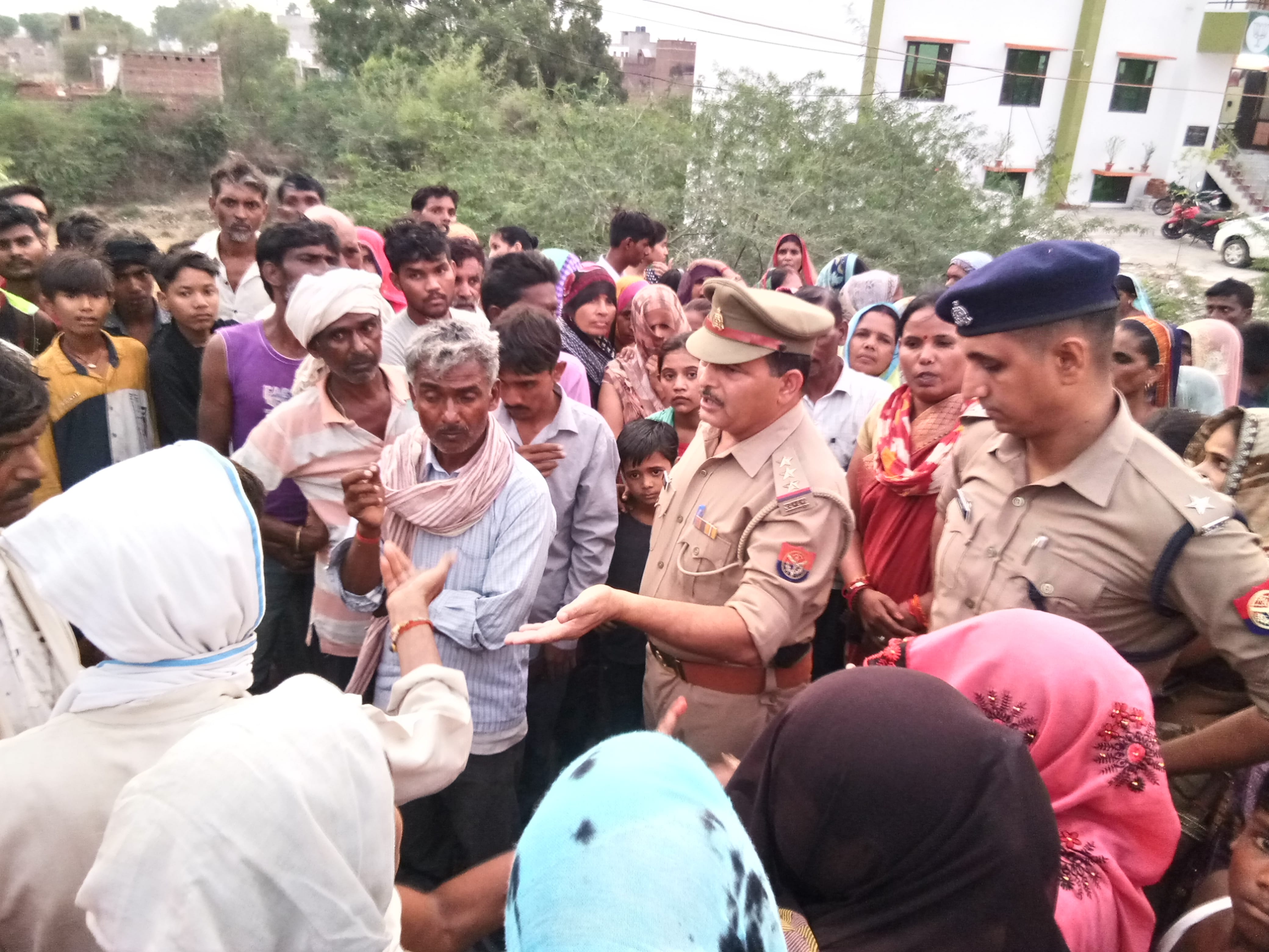 हाईवे में जाम लगाए मृतक कि परिजनों को समझाते कोतवाल दुर्गविजय सिंह।
