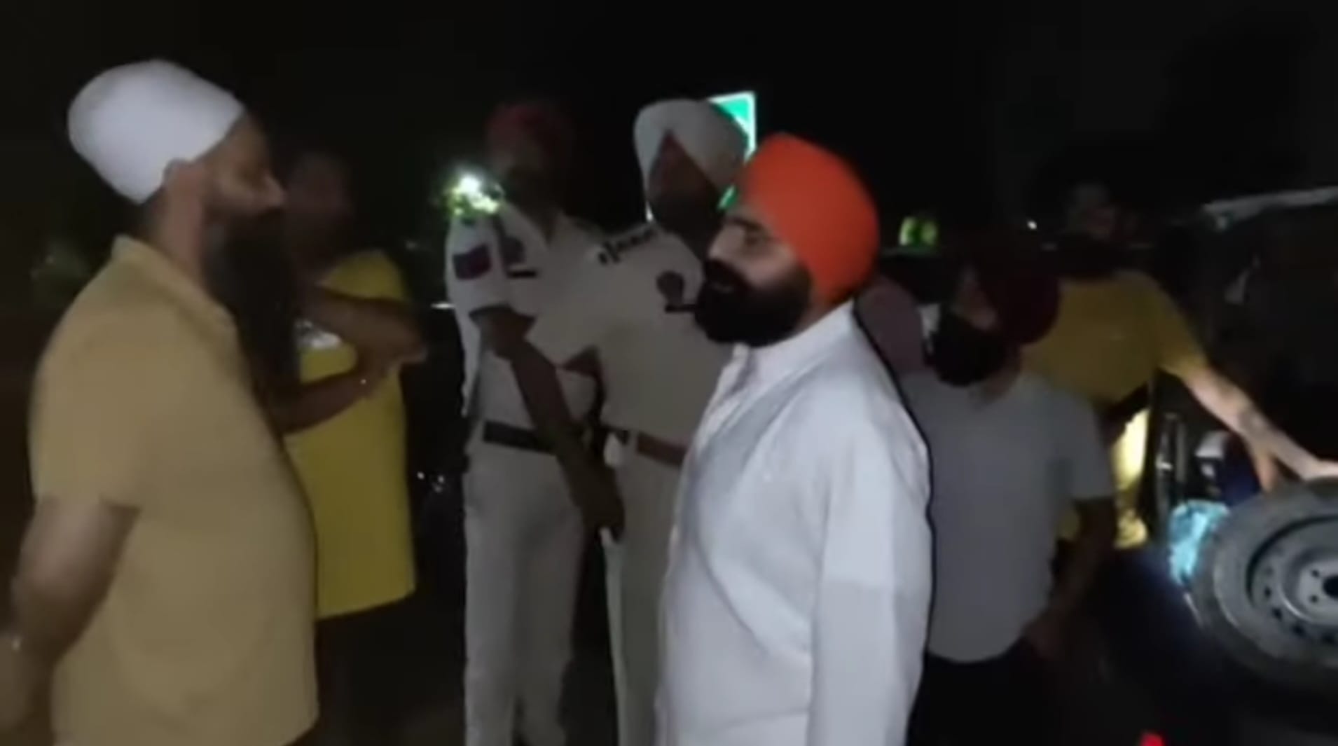 जालंधर सराय खास सीआरपीएफ कैंप के पास बहन गुरलीन के साथ हुई लूट की पुलिस को जानकारी देते जालंधर पा? जालंधर सराय खास सीआरपीएफ कैंप के पास बहन गुरलीन के साथ हुई लूट की पुलिस को जानकारी देते जालंधर पा?