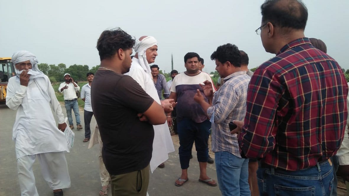 कन्डेरा गांव में दिल्ली दहेरादून इकनॉमिक कॉरिडोर की जमीन पर कब्जा लेने गई टीम का विरोध कर रहे किस कन्डेरा गांव में दिल्ली दहेरादून इकनॉमिक कॉरिडोर की जमीन पर कब्जा लेने गई टीम का विरोध कर रहे किस
