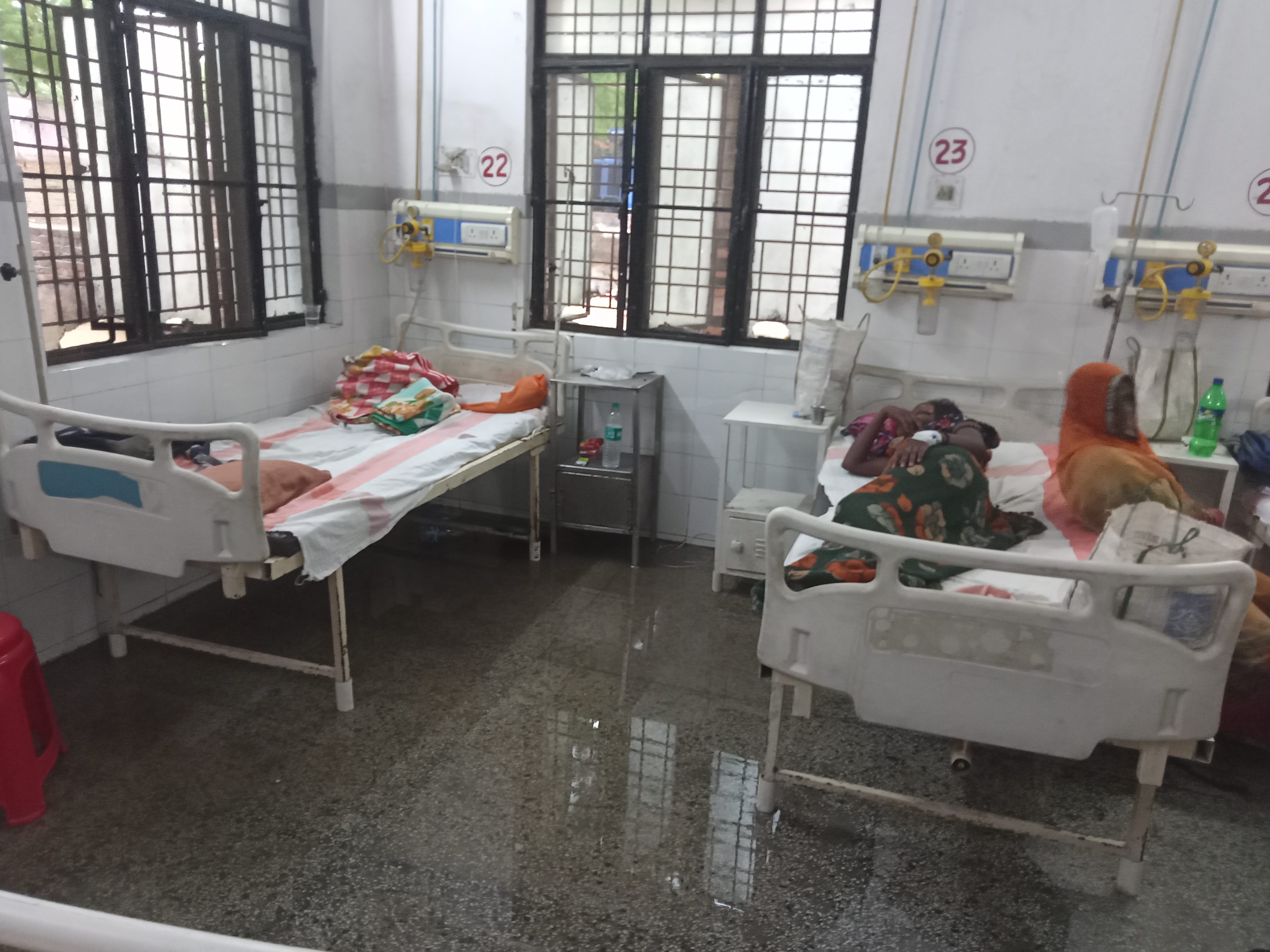 लि संयुक्त चिकित्सालय के मरीज वार्ड में बारिश का पानी।