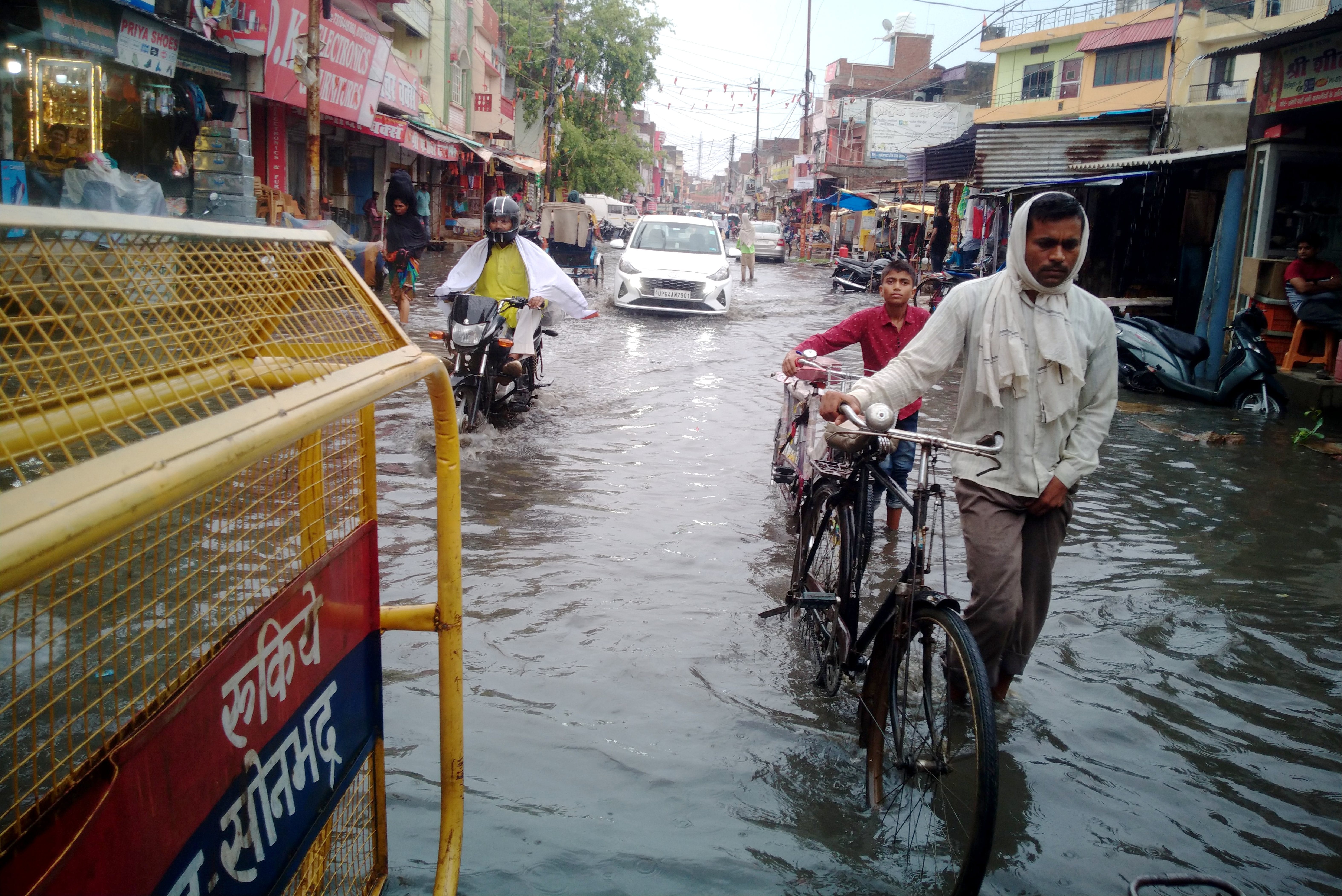 राबर्ट्सगंज धर्मशाला से मेन चौक रोड पर जमा बारिश का पानी।