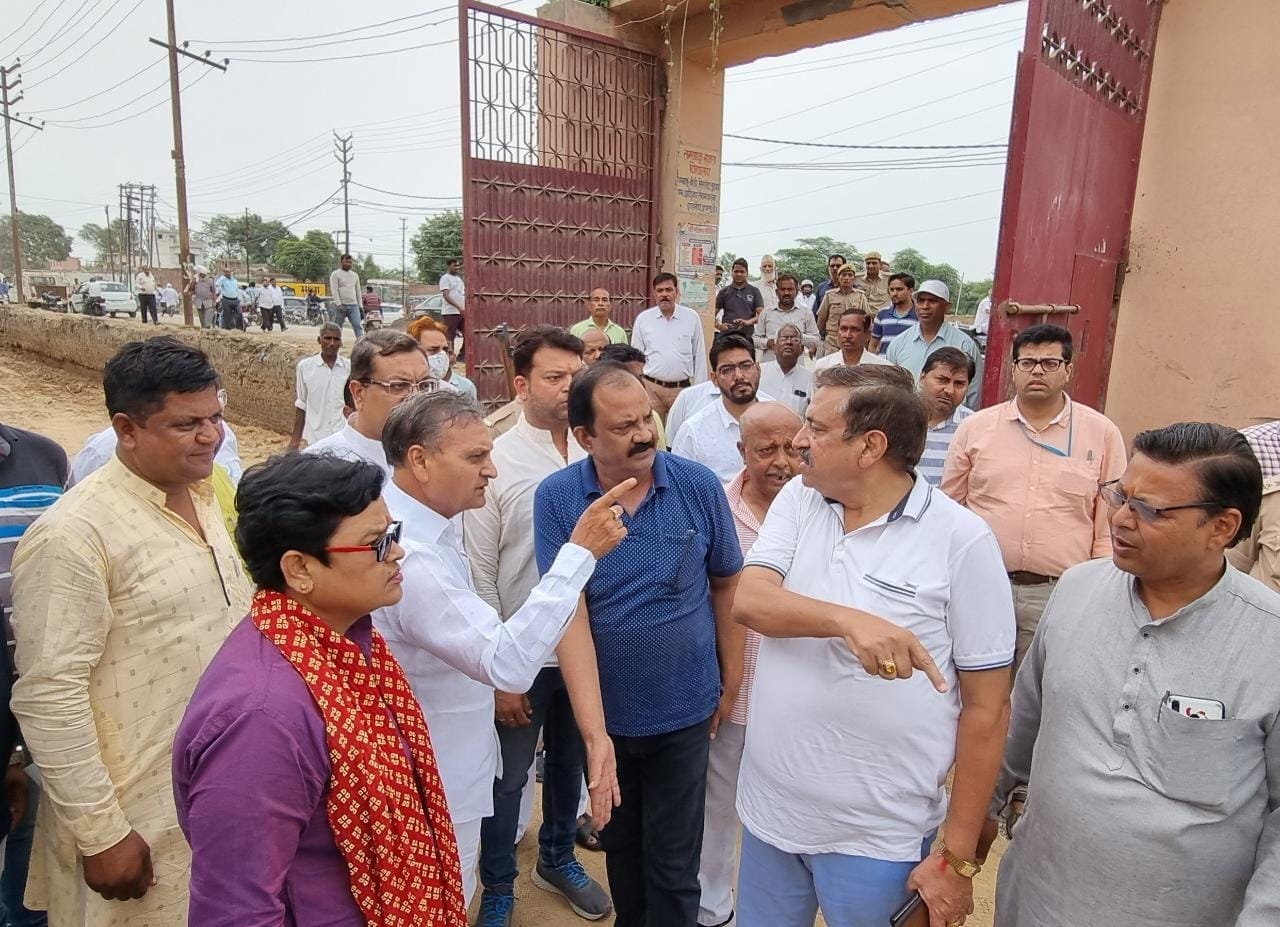 रामपुर मनिहारान में जैन बाग की अधीग्रहण की गयी जमीन का निरीक्षण करती हुई अल्पसंख्यक आयोग की सदस्? रामपुर मनिहारान में जैन बाग की अधीग्रहण की गयी जमीन का निरीक्षण करती हुई अल्पसंख्यक आयोग की सदस्?