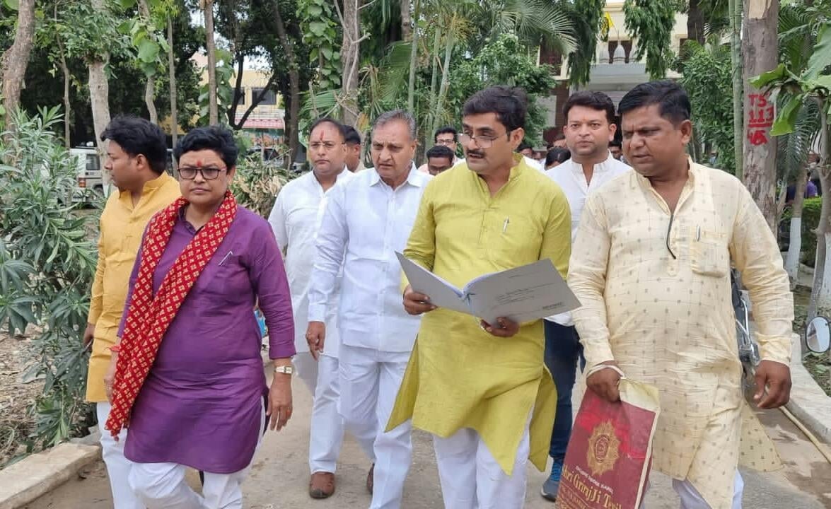 रामपुर मनिहारान में जैन बाग की अधीग्रहण की गयी जमीन का निरीक्षण करती हुई अल्पसंख्यक आयोग की सदस्? रामपुर मनिहारान में जैन बाग की अधीग्रहण की गयी जमीन का निरीक्षण करती हुई अल्पसंख्यक आयोग की सदस्?