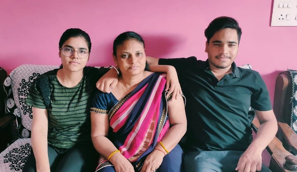 उमलेश यादव बेटी तनु और बेटा तरुण के साथ। उमलेश यादव बेटी तनु और बेटा तरुण के साथ।