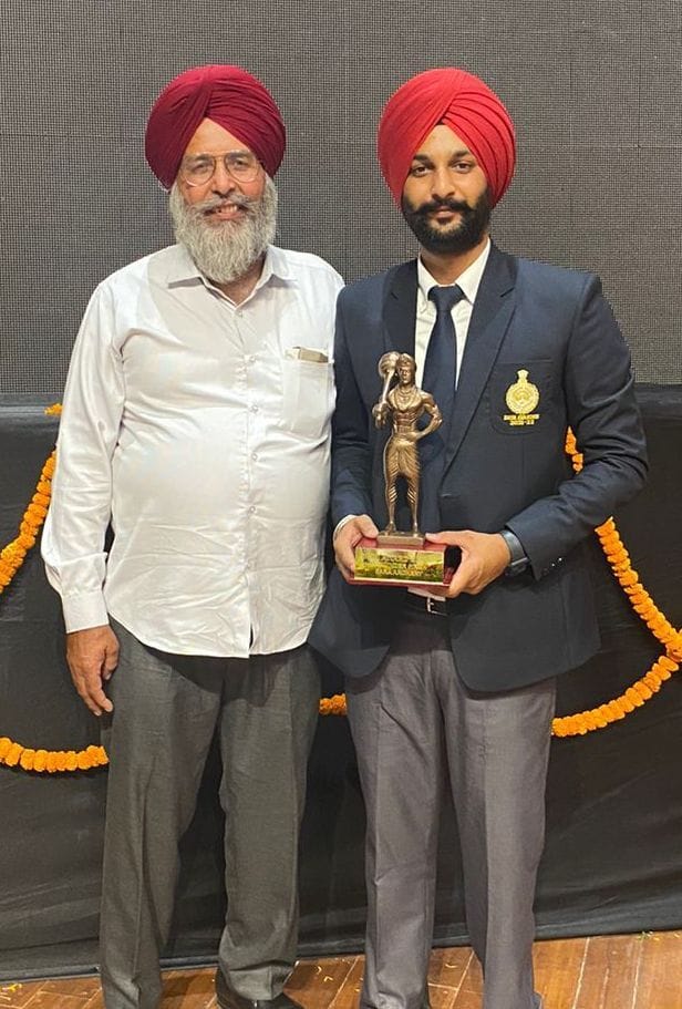 22- कैथल। अपने पिता सरदार परमजीत के साथ पैरा ओलंपिक विजेता खिलाड़ी हरविंद्र सिंह 22- कैथल। अपने पिता सरदार परमजीत के साथ पैरा ओलंपिक विजेता खिलाड़ी हरविंद्र सिंह