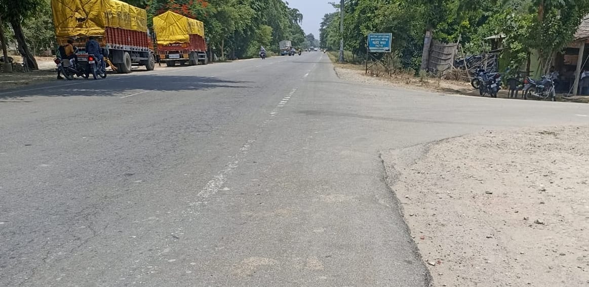 असम हाईवे पर हादसा स्थल से आगे इस खतरनाक मोड़ पर भी नहीं है कोई पहचान चिह्न। संवाद असम हाईवे पर हादसा स्थल से आगे इस खतरनाक मोड़ पर भी नहीं है कोई पहचान चिह्न। संवाद