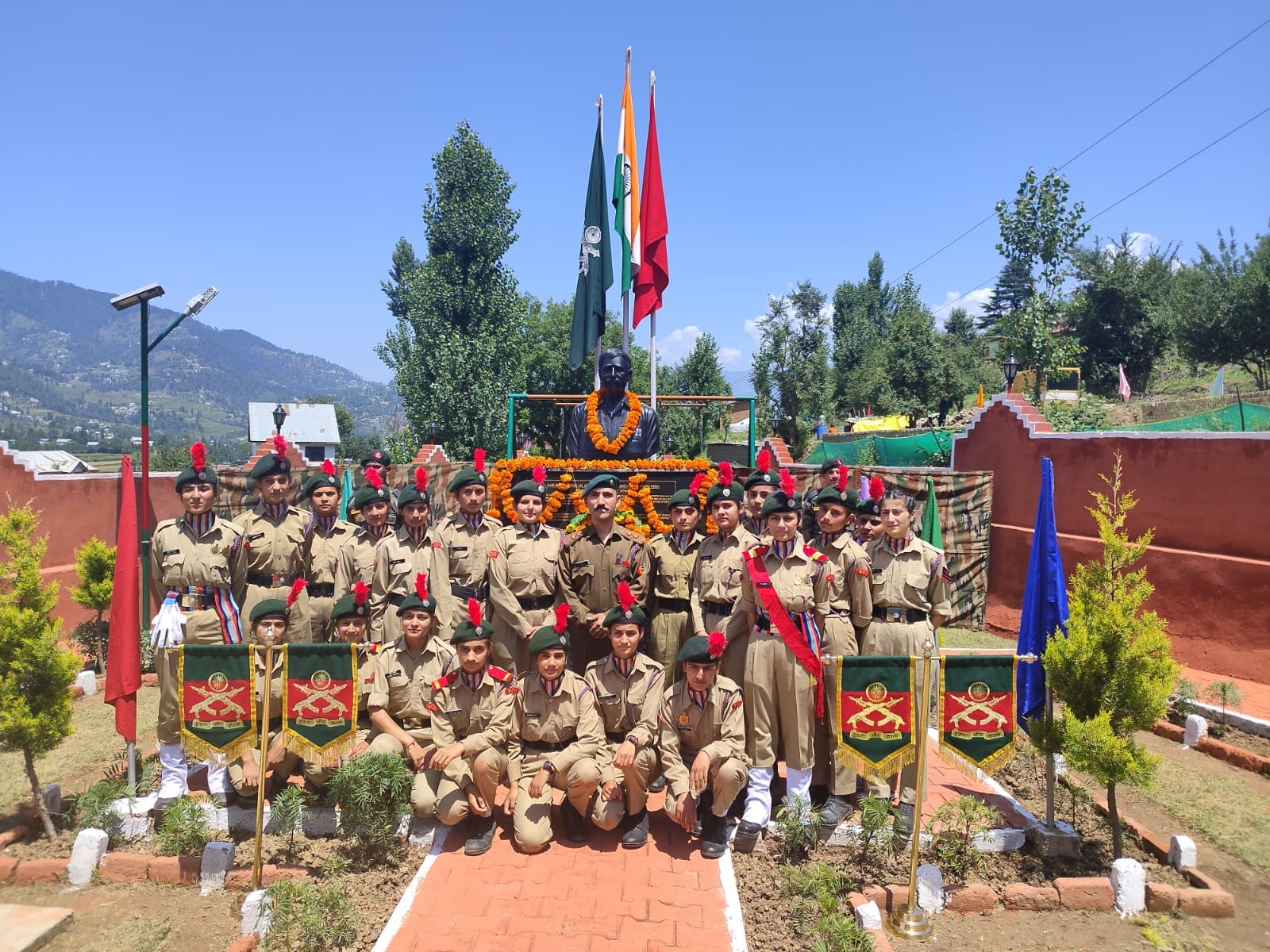 भद्रवाह में शहीद चुन्नी लाल की याद में आयोजित कार्यक्रम में सेना के अधिकारी व एनसीसी कैडे्ट भद्रवाह में शहीद चुन्नी लाल की याद में आयोजित कार्यक्रम में सेना के अधिकारी व एनसीसी कैडे्ट