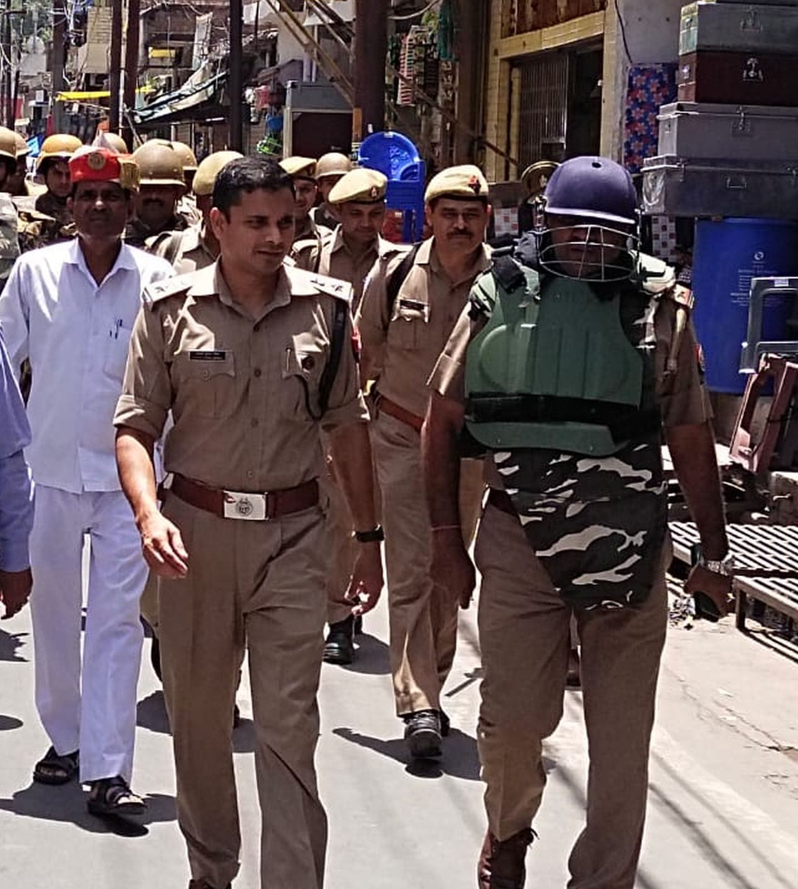 शहर में रूट मार्च करते एसपी अशोक कुमार मीणा। संवाद शहर में रूट मार्च करते एसपी अशोक कुमार मीणा। संवाद
