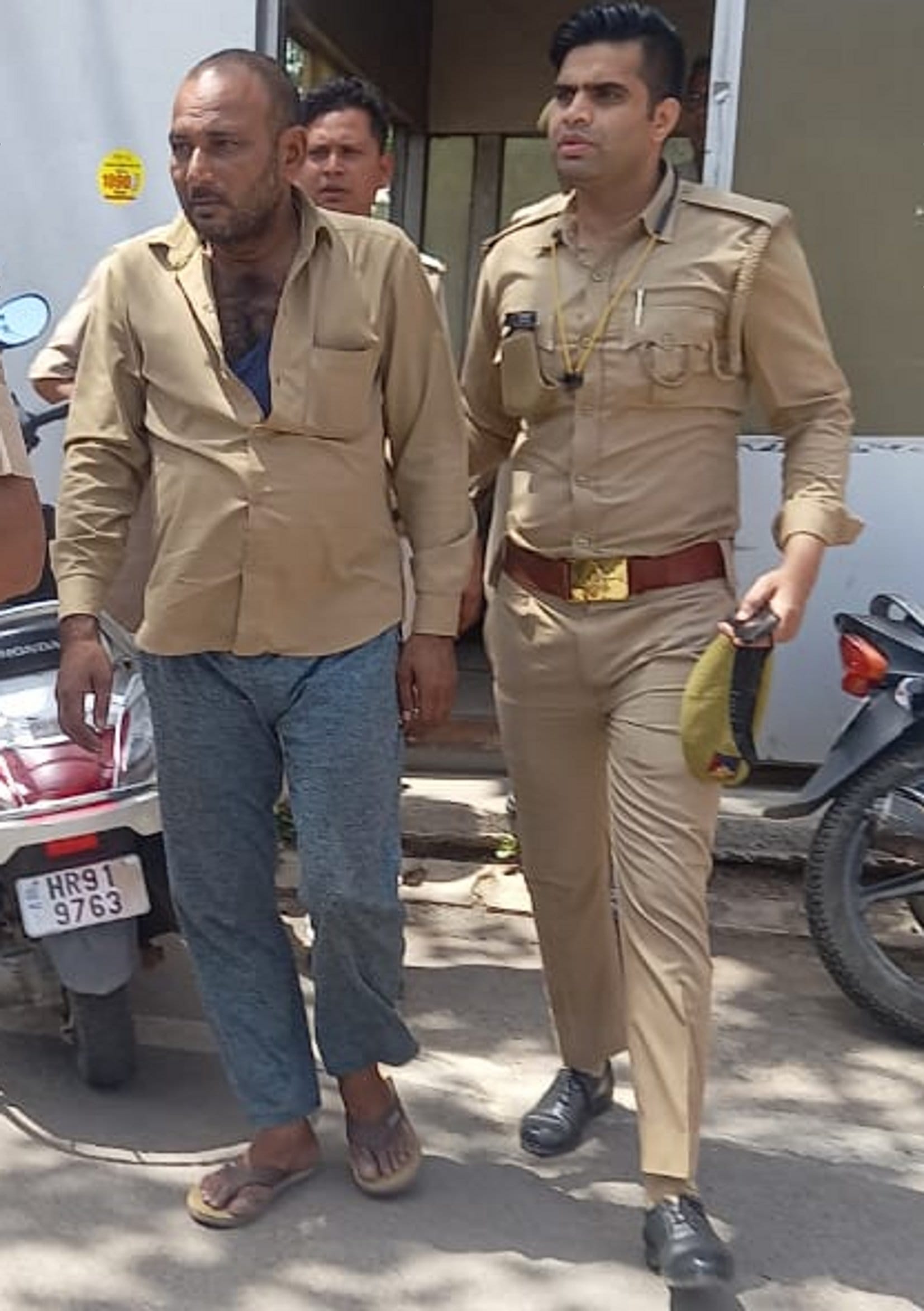बागपत : बड़ौत रोडवेज बस चला रहे चालक को हिरासत में ले जाते पुलिसकर्मी। बागपत : बड़ौत रोडवेज बस चला रहे चालक को हिरासत में ले जाते पुलिसकर्मी।