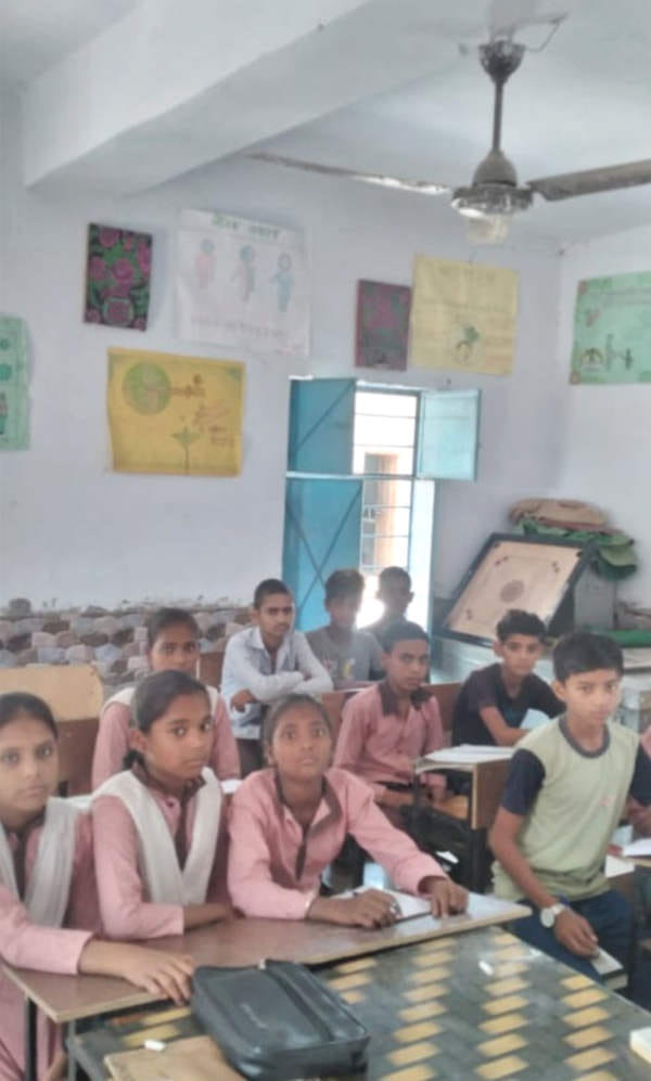 ग्राम सलेमपुर विद्यालय में बंद पडे पंखे