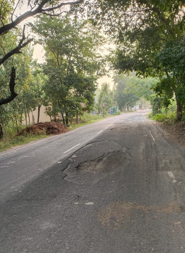 गंदेवड़ चिलकाना मार्ग में हुऐ गहरे गड़ढे गंदेवड़ चिलकाना मार्ग में हुऐ गहरे गड़ढे