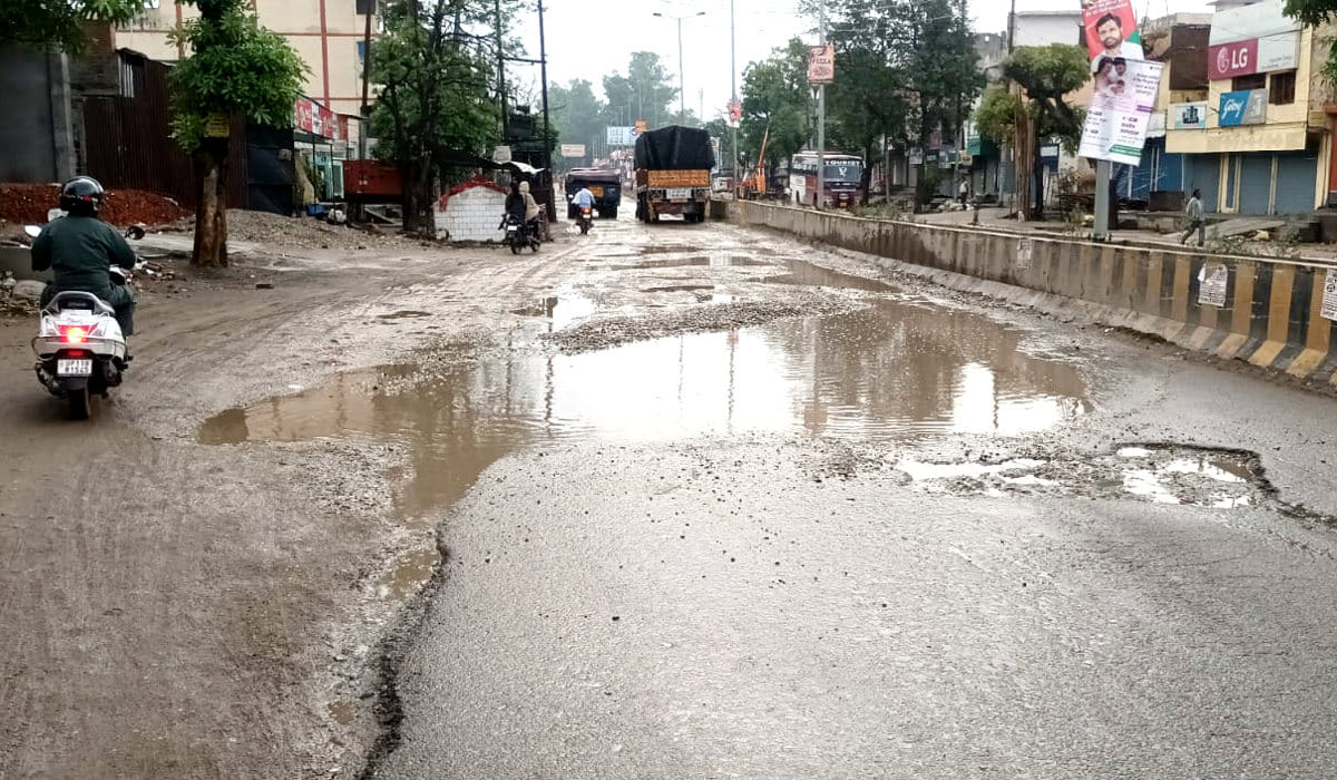 गड़ढो में तब्दील सरसावा मार्ग में भरा पानी गड़ढो में तब्दील सरसावा मार्ग में भरा पानी