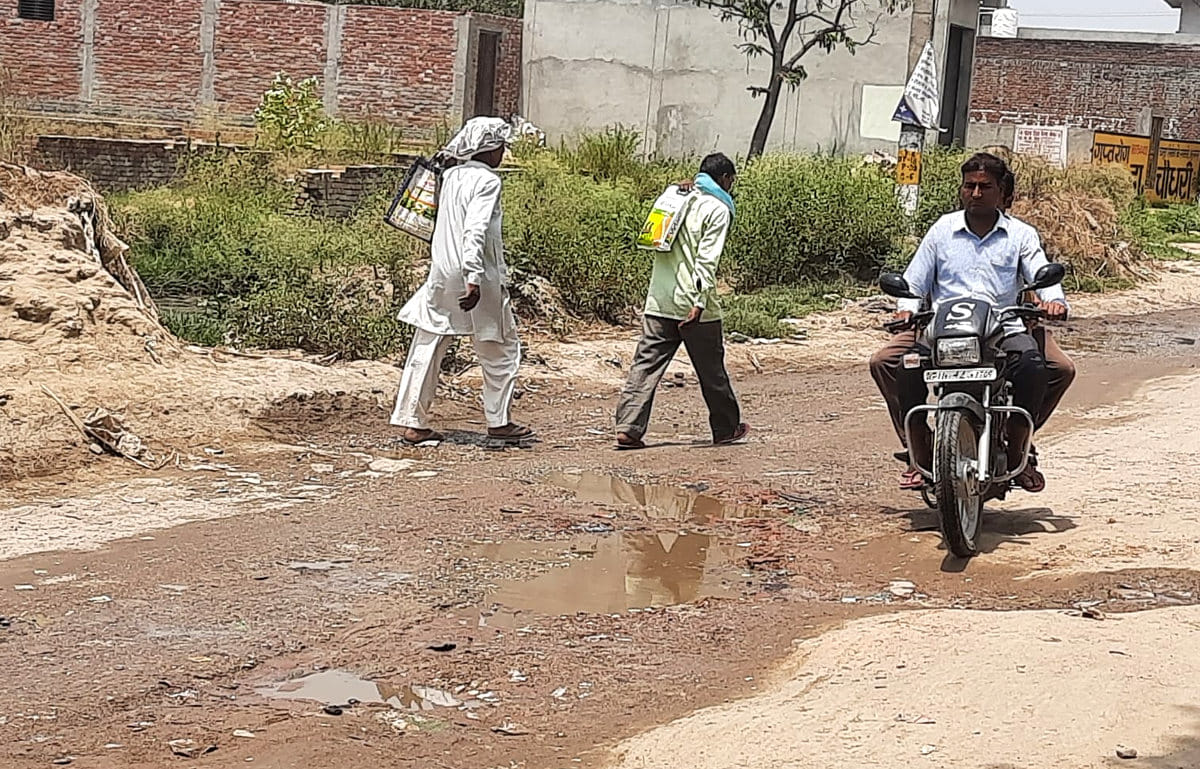 क्षतिग्रस्त देवबंद मकबरा मार्ग से गुजरते लोग क्षतिग्रस्त देवबंद मकबरा मार्ग से गुजरते लोग